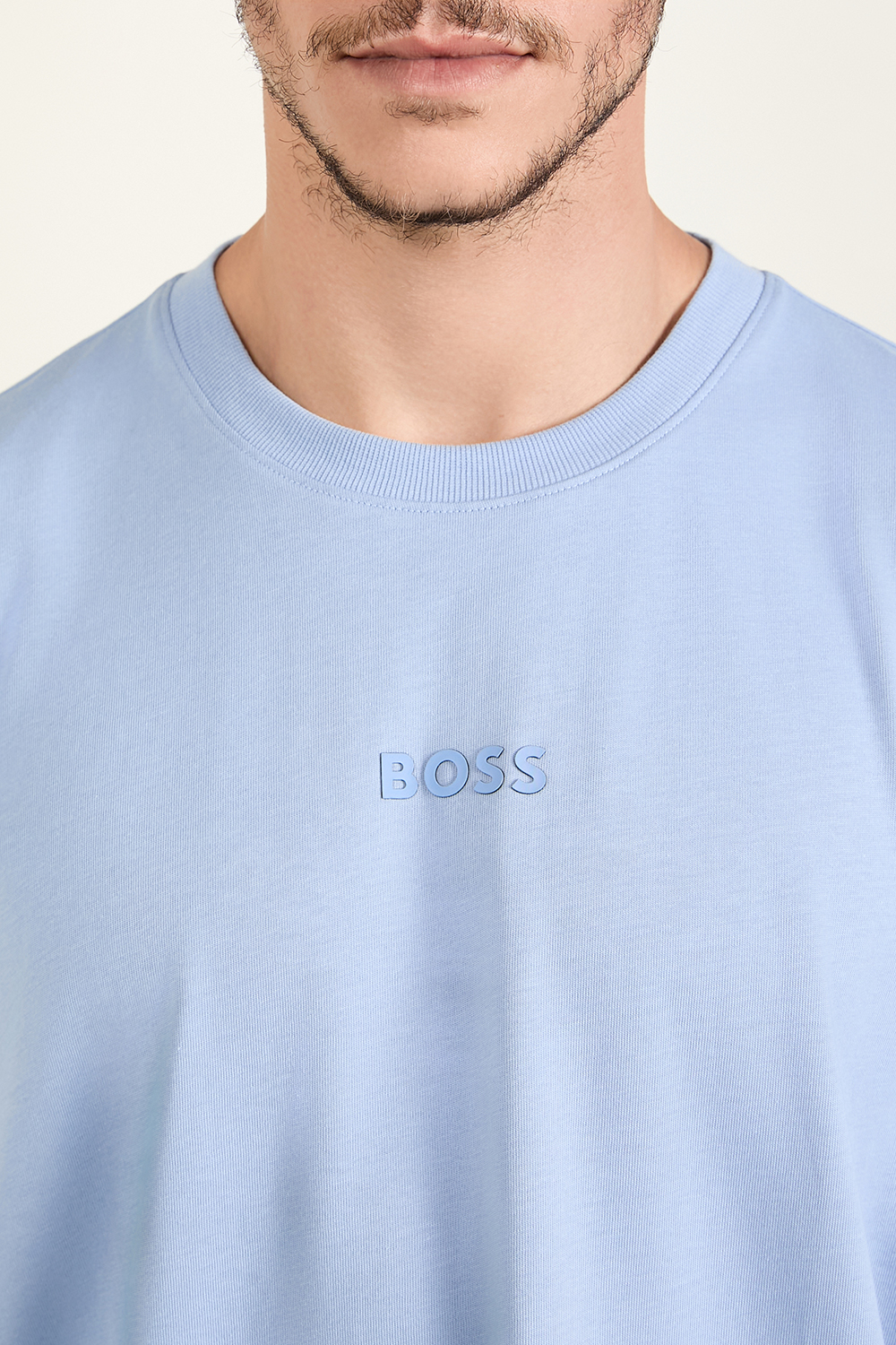 תמונת תקריב דוגמן של חולצת טי BOSS