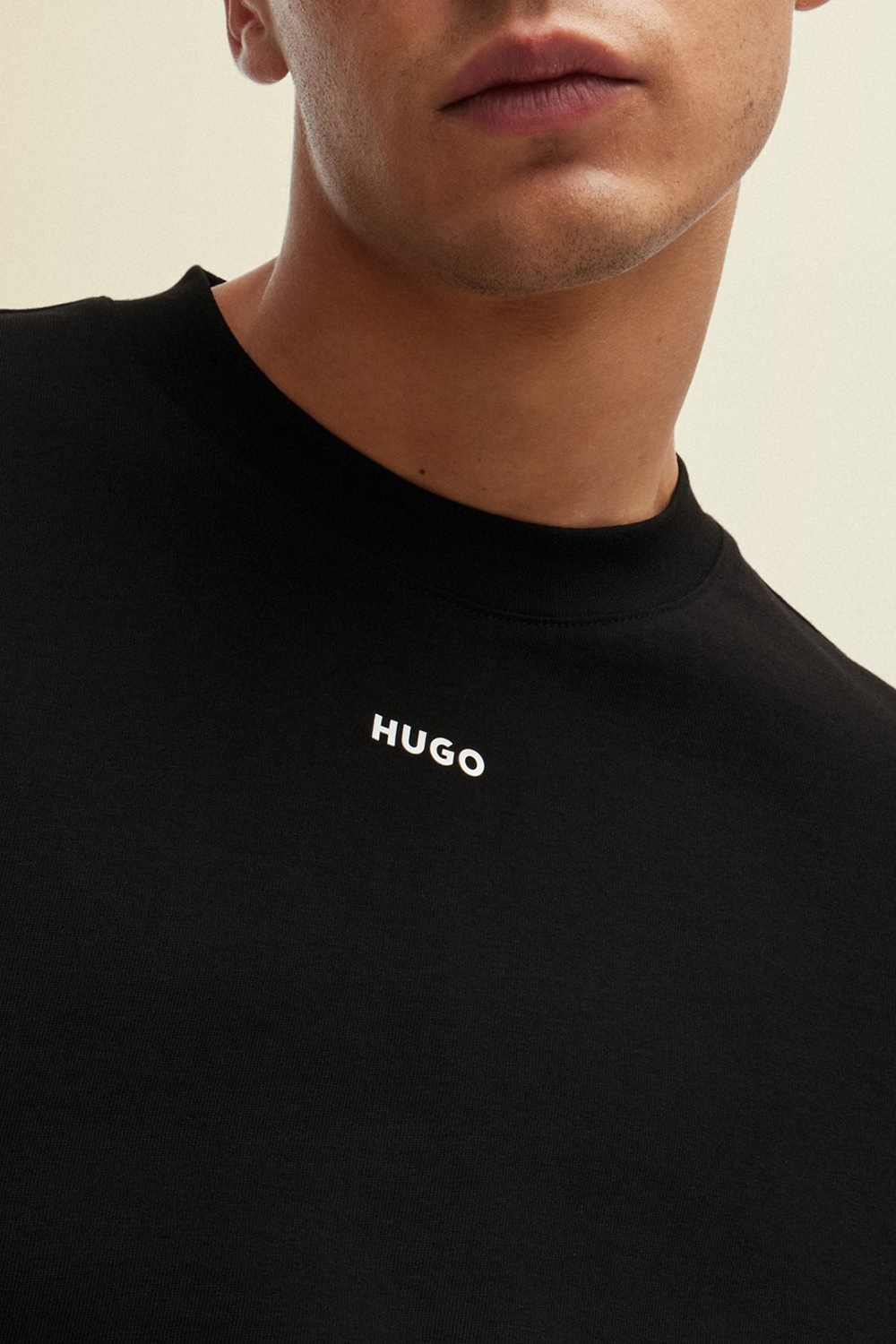 תמונת תקריב דוגמן של חולצת טי HUGO