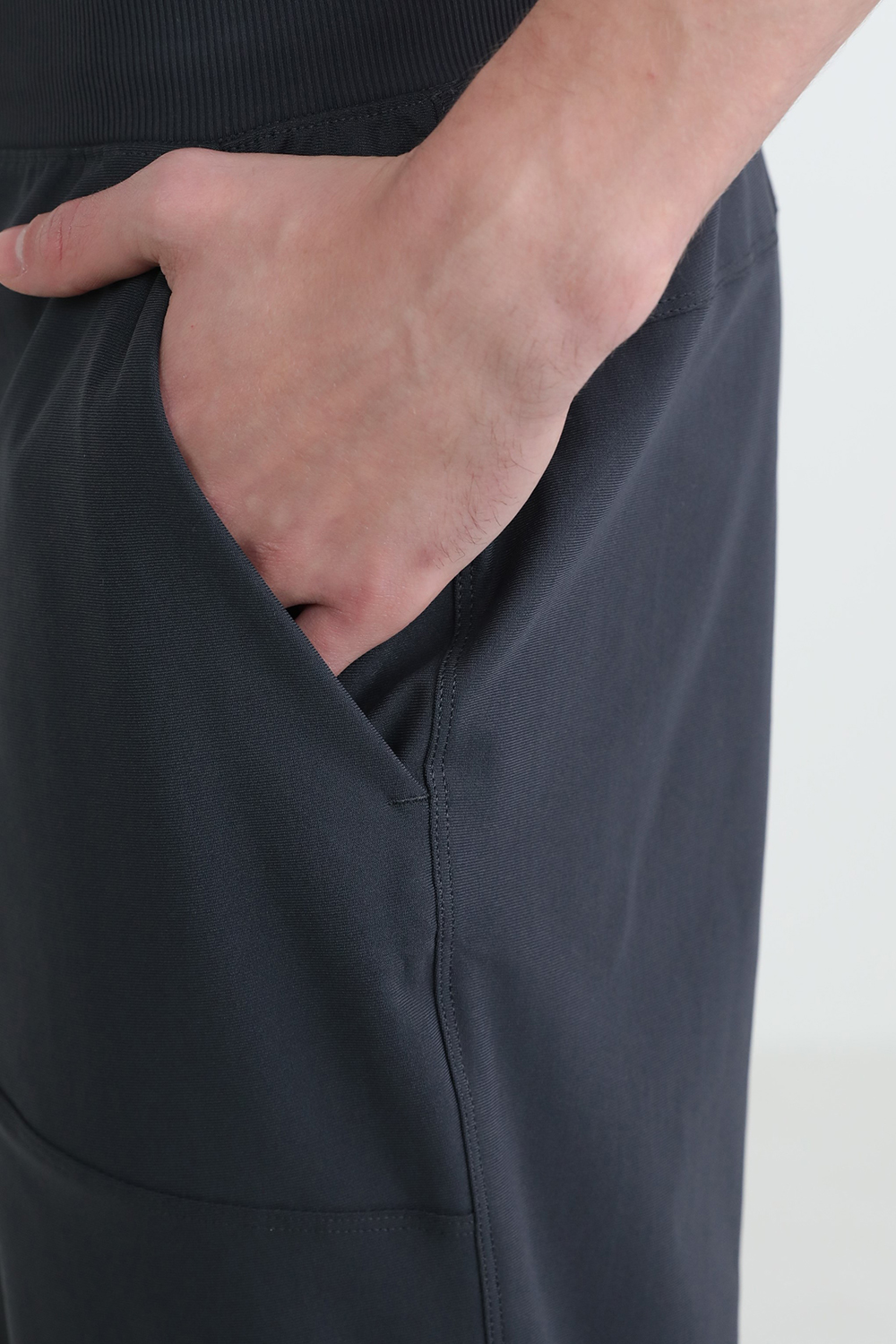 תמונת תקריב דוגמן של ABC Jogger Shorter