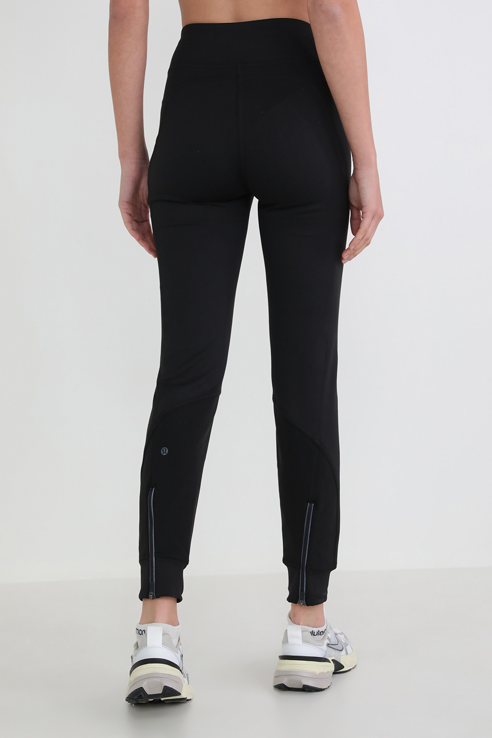 תמונת דוגמן אחורית של Cold Weather High-Rise Running Jogger