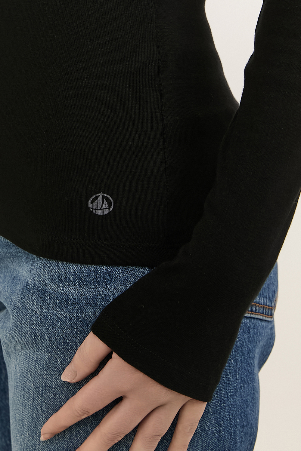 תמונת תקריב דוגמן של חולצת טי PETIT BATEAU