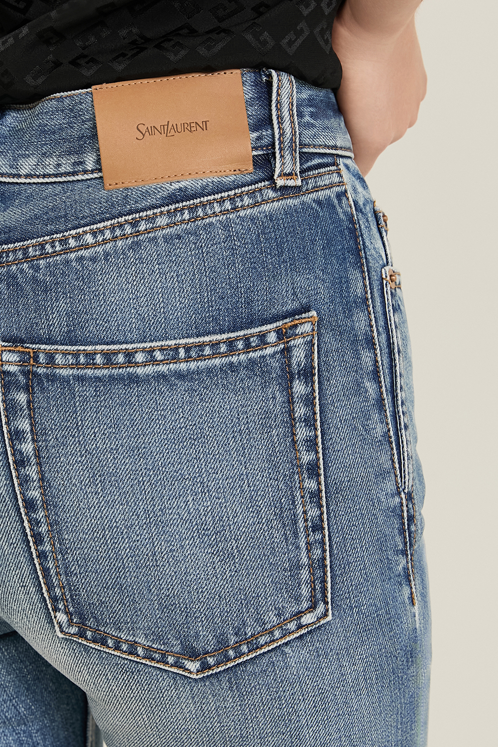 תמונת תקריב דוגמן של מכנסי ג'ינס סלים SAINT LAURENT