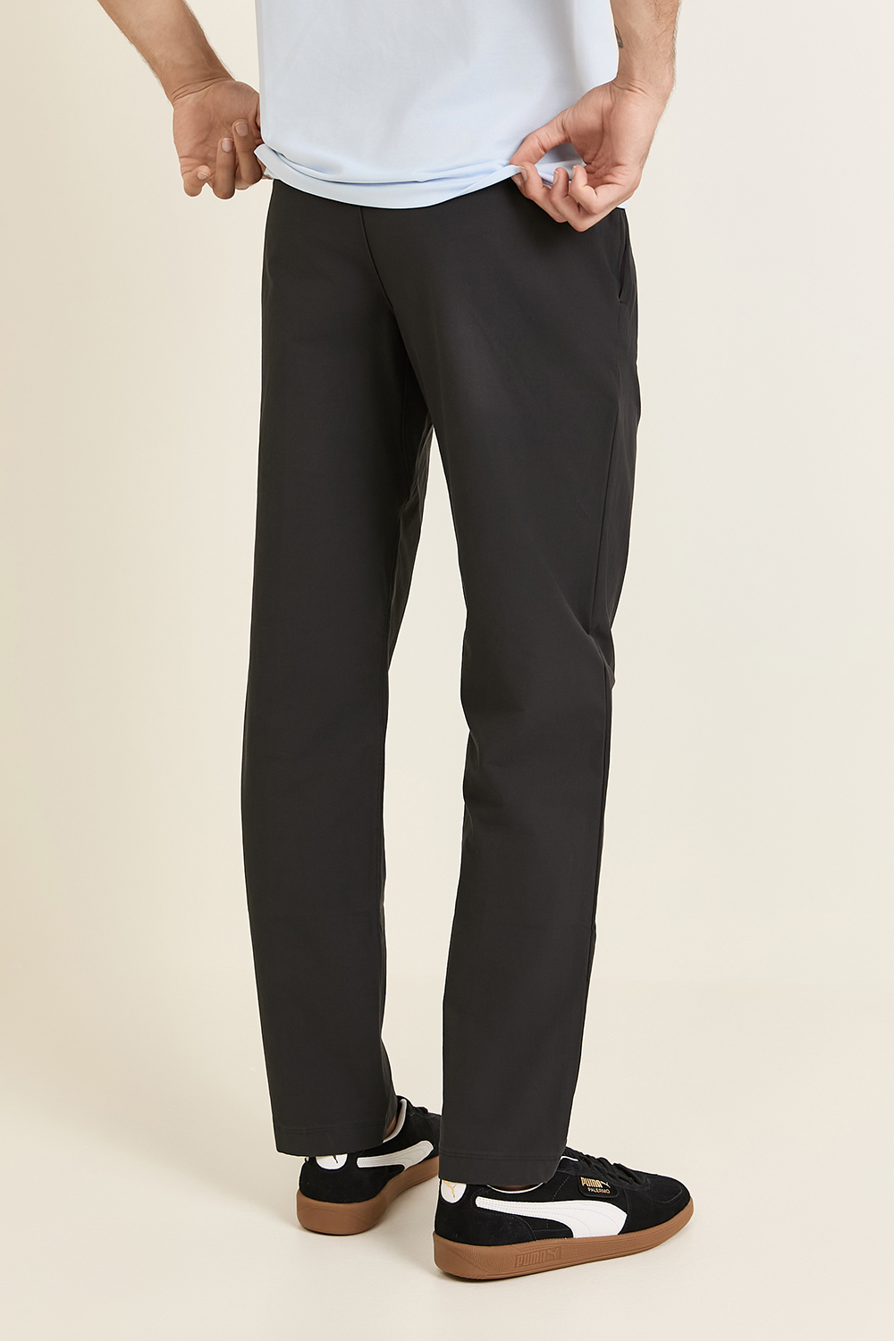 תמונת דוגמן אחורית של ABC Classic-Fit Trouser 32''L VersaTwill LULULEMON