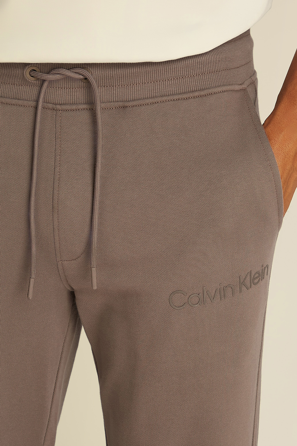 תמונת תקריב דוגמן של מכנסי ג'וג ארוכים CALVIN KLEIN
