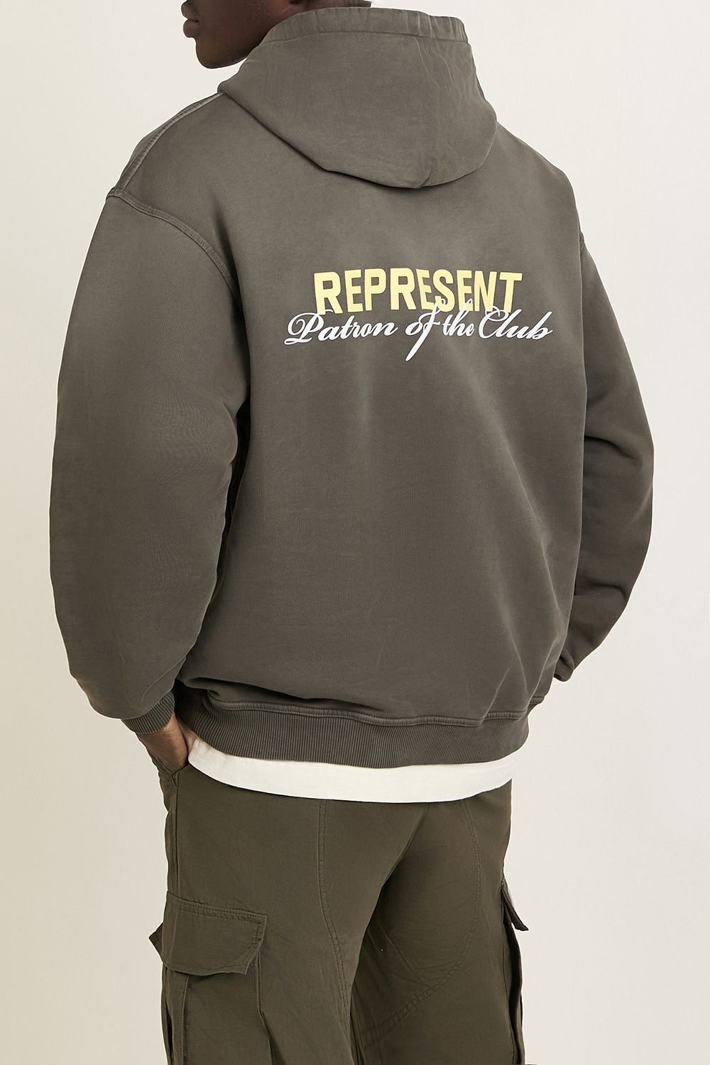 תמונת תקריב דוגמן של סווטשירט קפוצ'ון REPRESENT