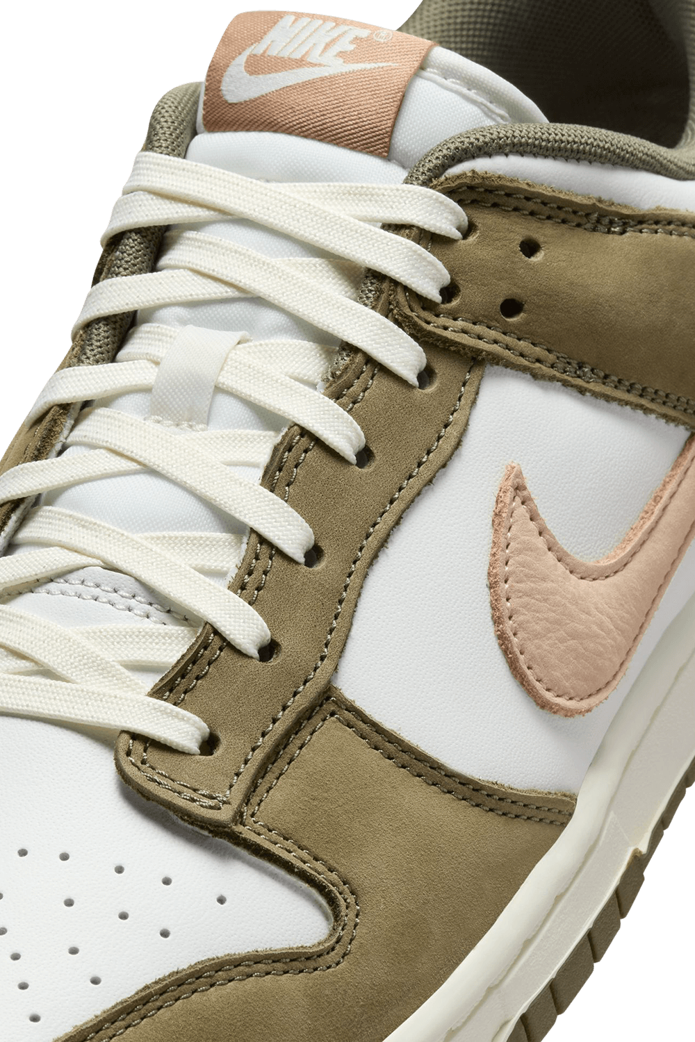 תמונת תקריב של נעלי סניקרס דאנק פרימיום NIKE