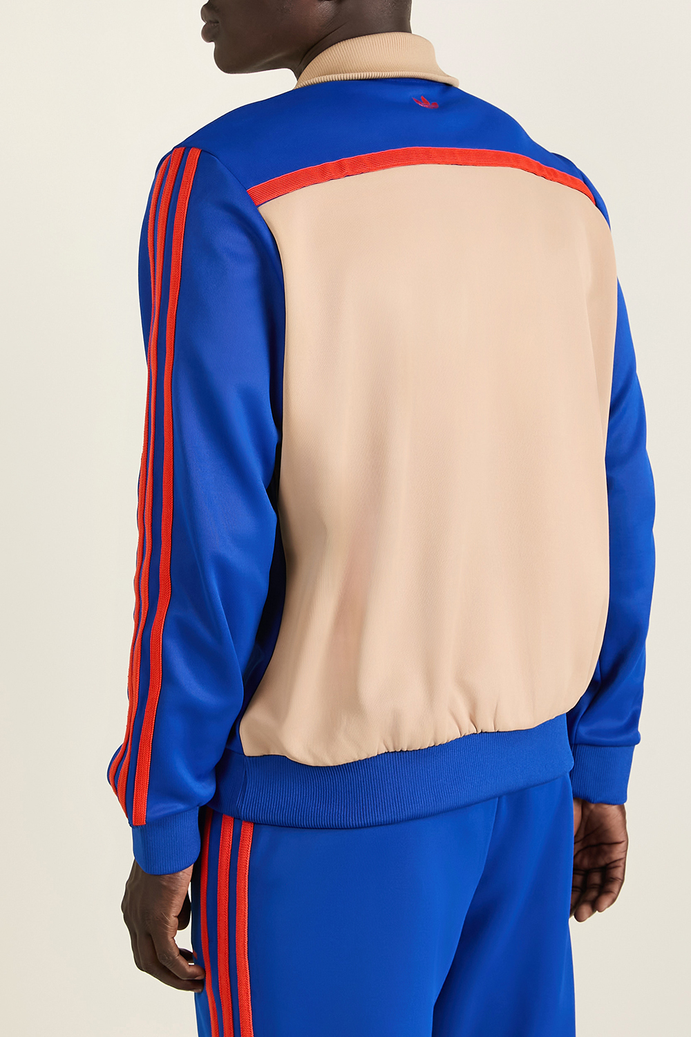 תמונת תקריב דוגמן של אדידס X וולס בונר ז'קט ADIDAS ORIGINALS