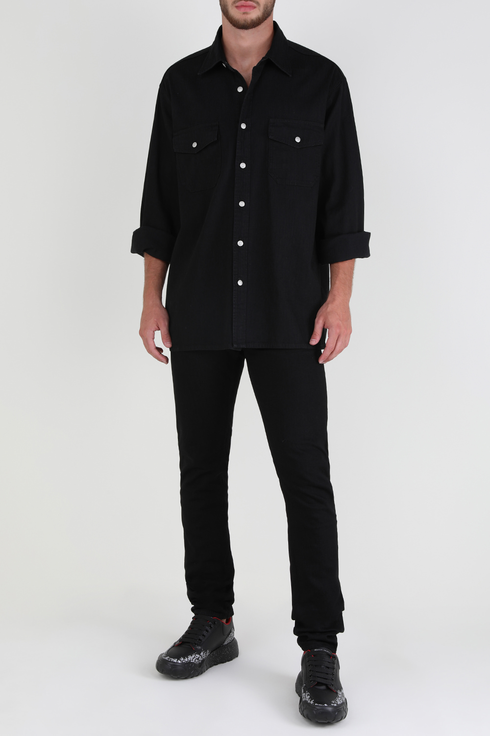 תמונת דוגמן קידמית של סניקרס מעור עם הדפס ALEXANDER MCQUEEN