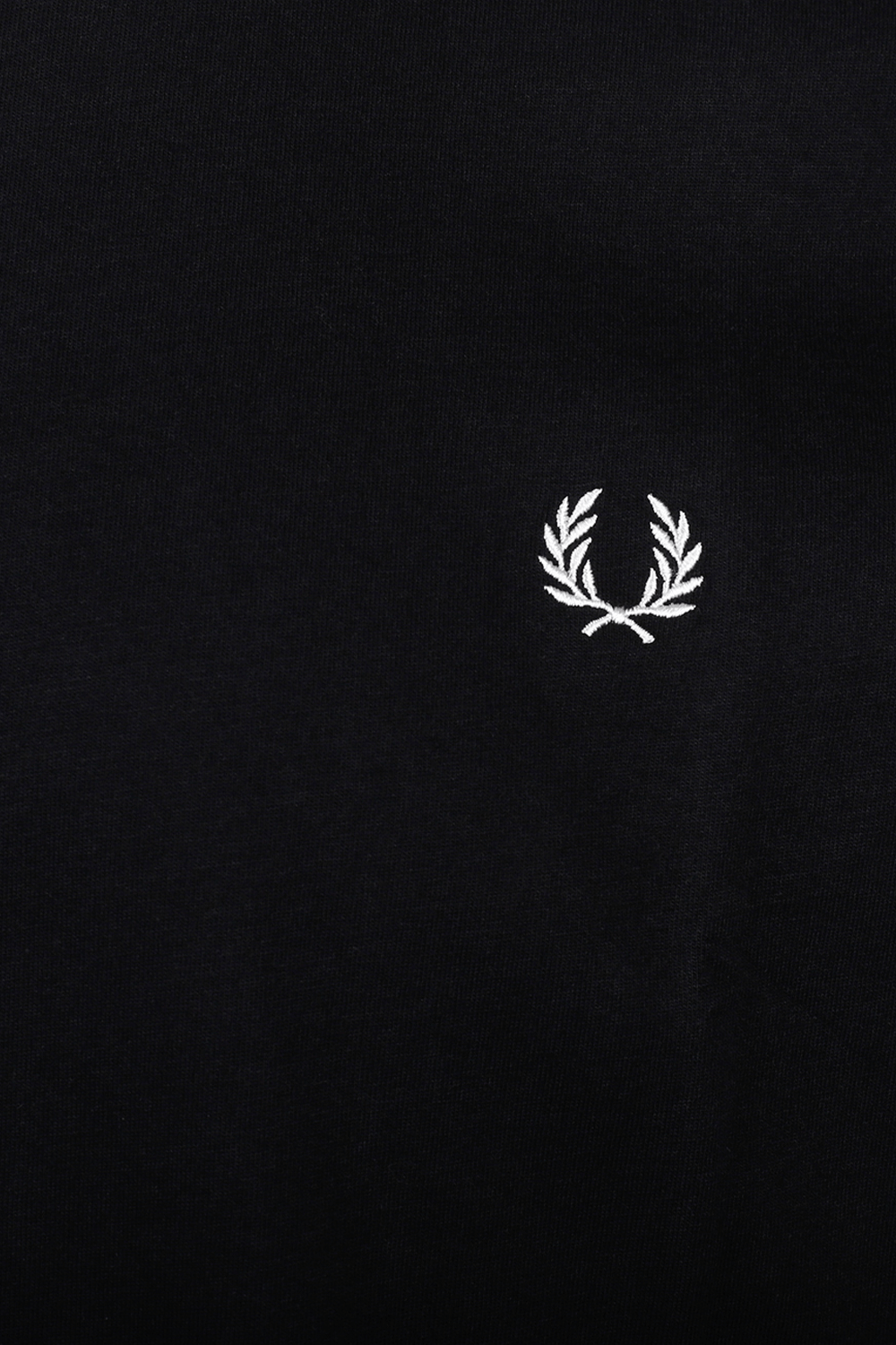 תמונה אחורית של חולצת טי FRED PERRY