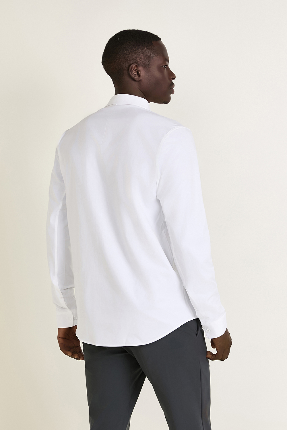 תמונת דוגמן אחורית של New Venture Slim-Fit Long-Sleeve Shirt LULULEMON