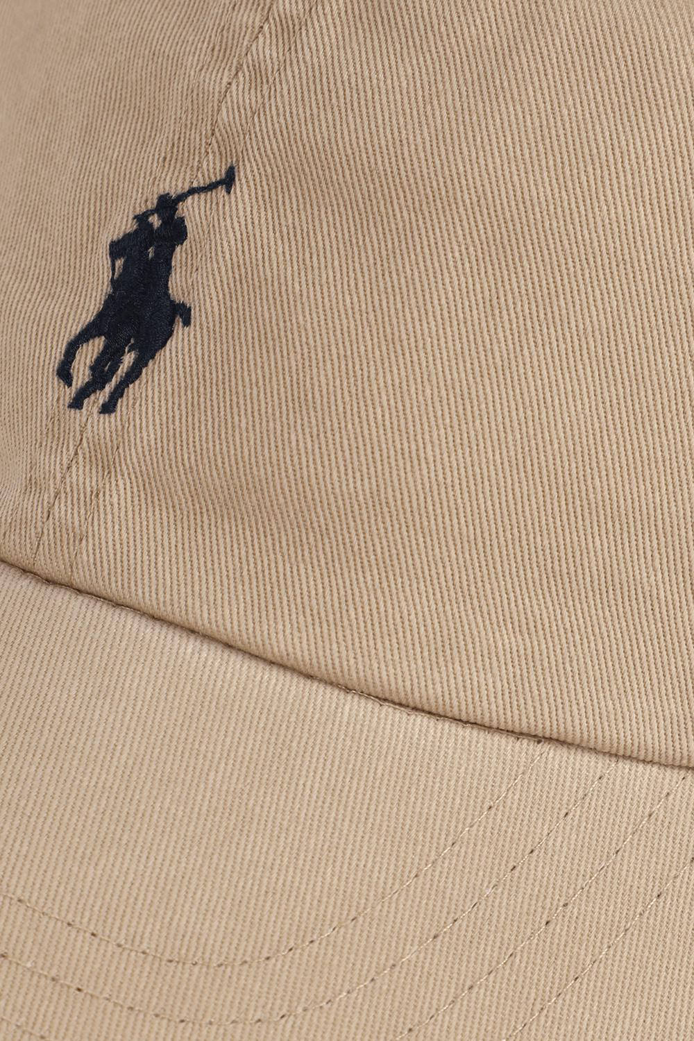 תמונת תקריב של כובע מצחייה עם לוגו רקום POLO RALPH LAUREN