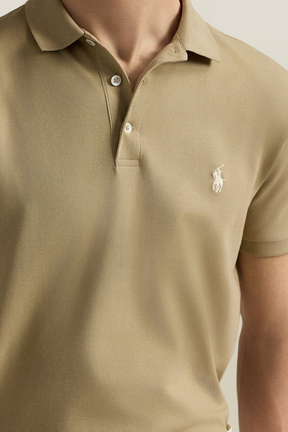 תמונת תקריב דוגמן של חולצת פולו POLO RALPH LAUREN