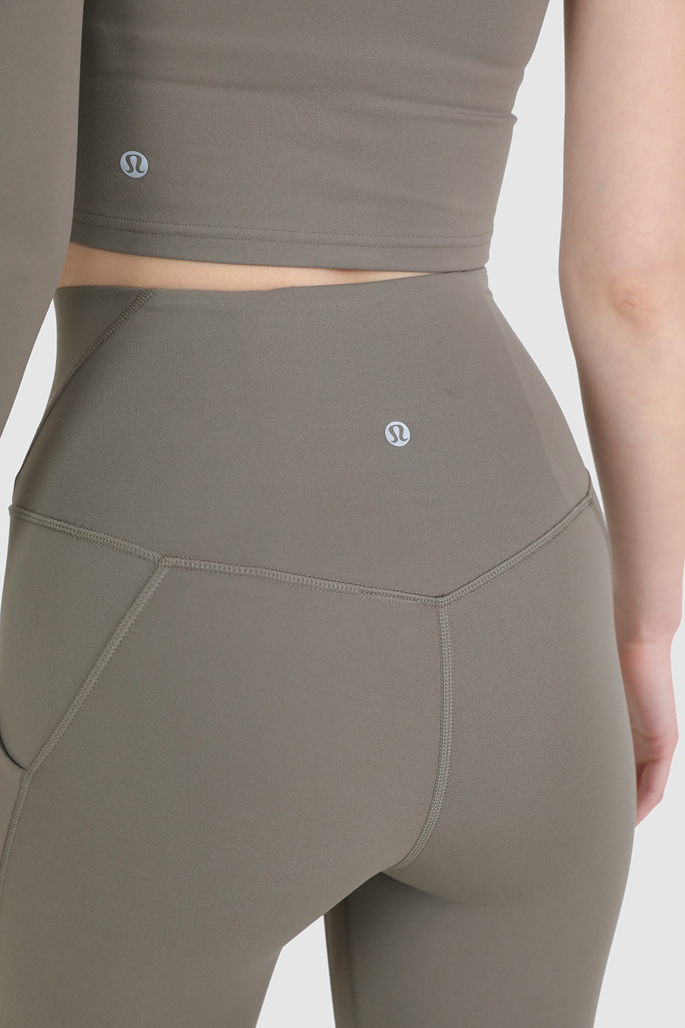 תמונת תקריב דוגמן של Align High-Rise Crop 23'' *Pockets LULULEMON