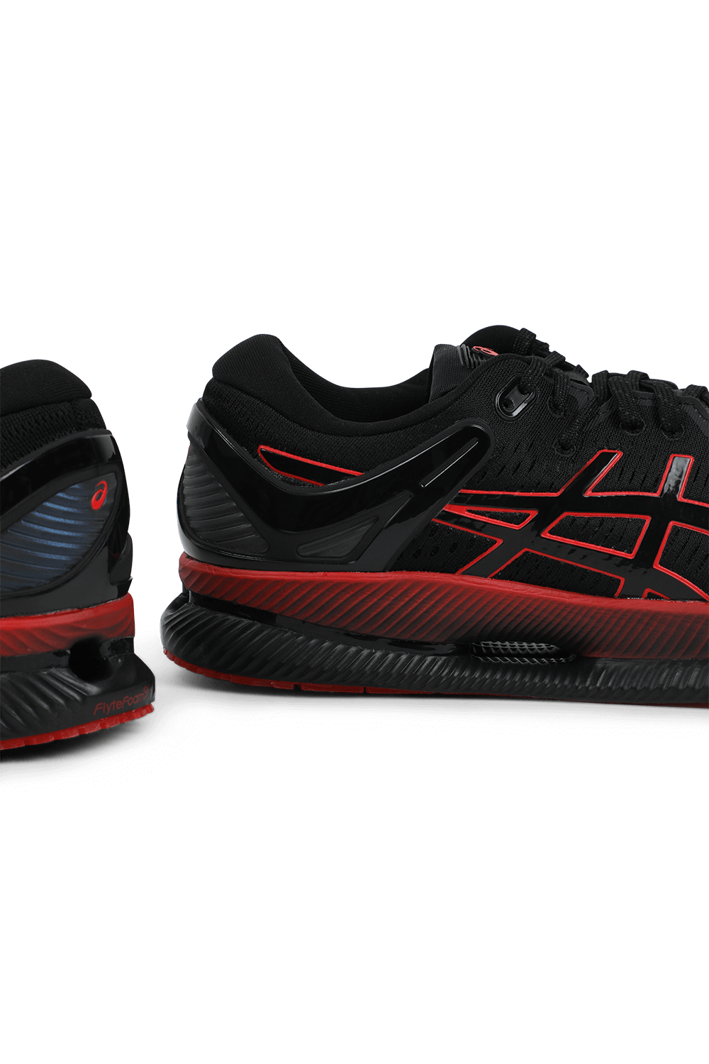 תמונת תקריב של נעלי ריצה בגווני שחור ואדום ASICS
