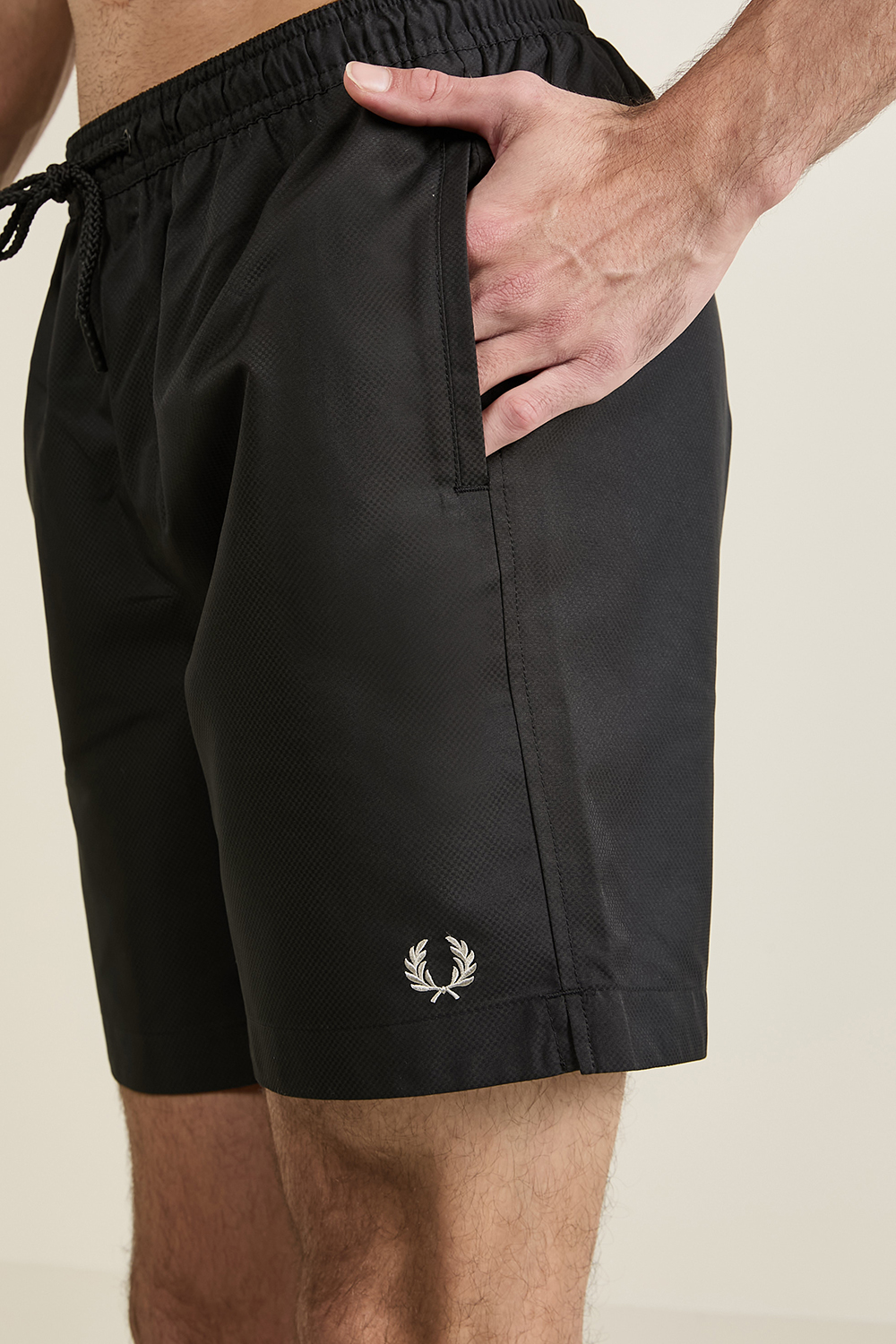 תמונת תקריב דוגמן של מכנסי בגדי ים FRED PERRY