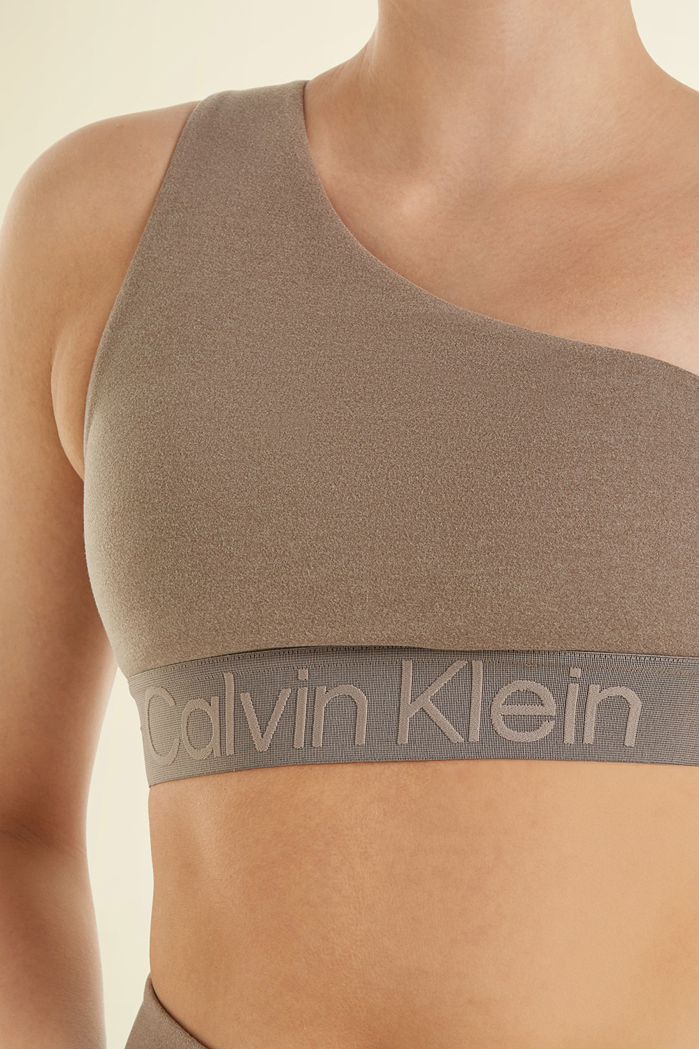 תמונת תקריב דוגמן של חזיית אימון א-סימטרית CALVIN KLEIN