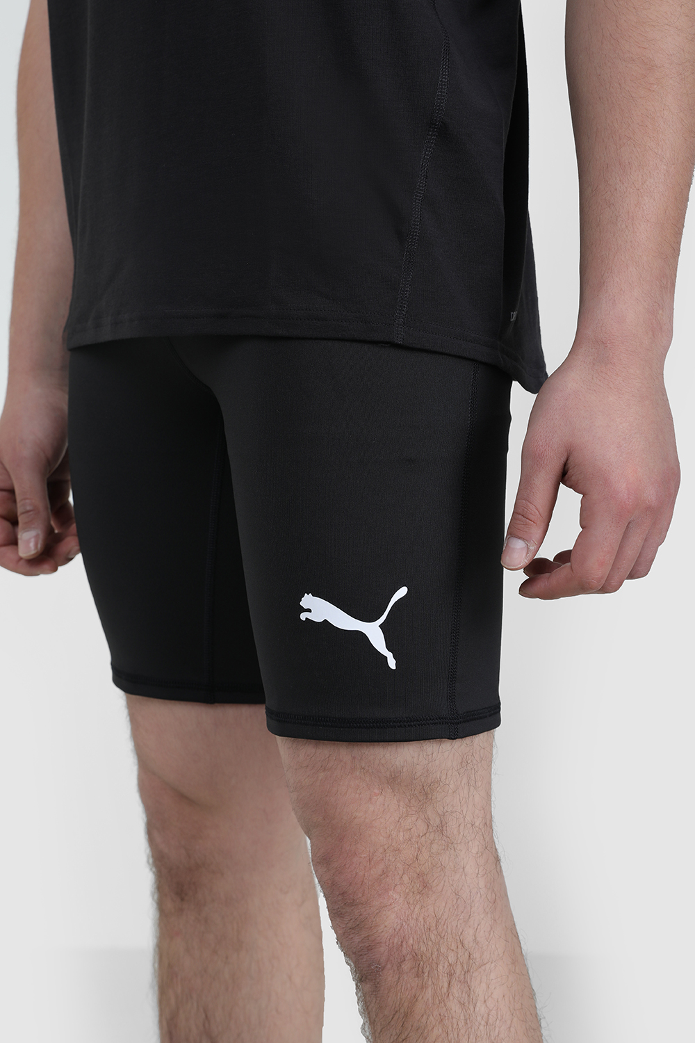 תמונת תקריב דוגמן של טייץ לאימונים PUMA