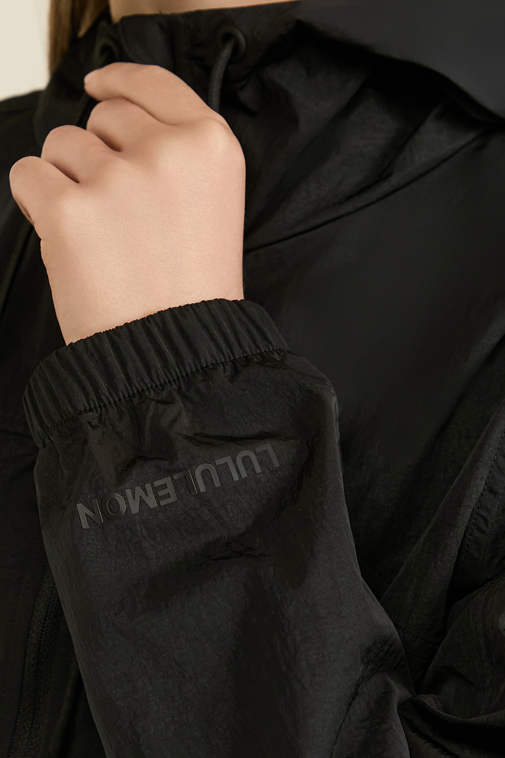 תמונת תקריב דוגמן של Drawstring Water-Resistant Hooded Jacket LULULEMON