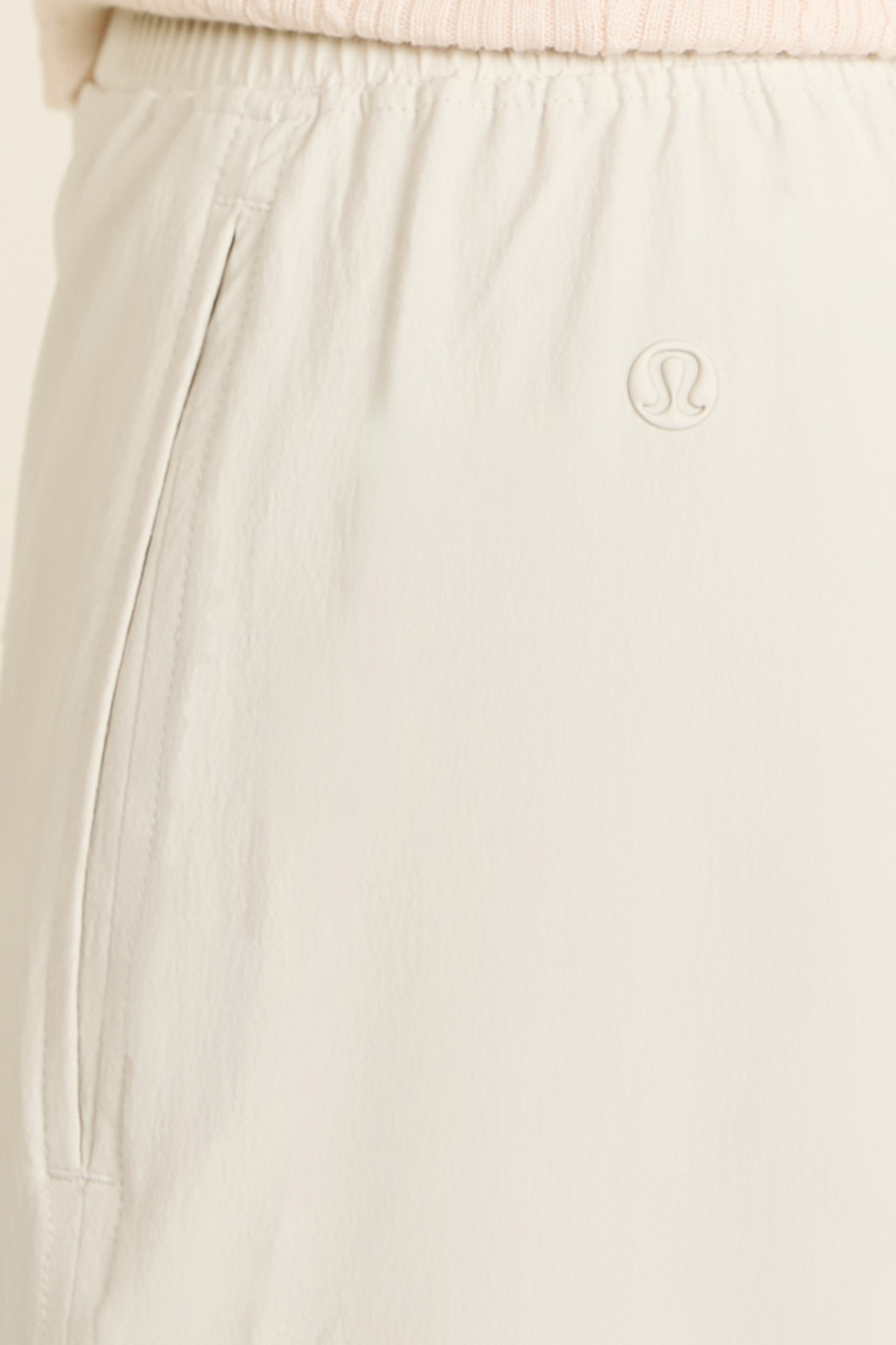 תמונת תקריב דוגמן של Stretch Woven High-Rise Wide-Leg Cropped Pant LULULEMON