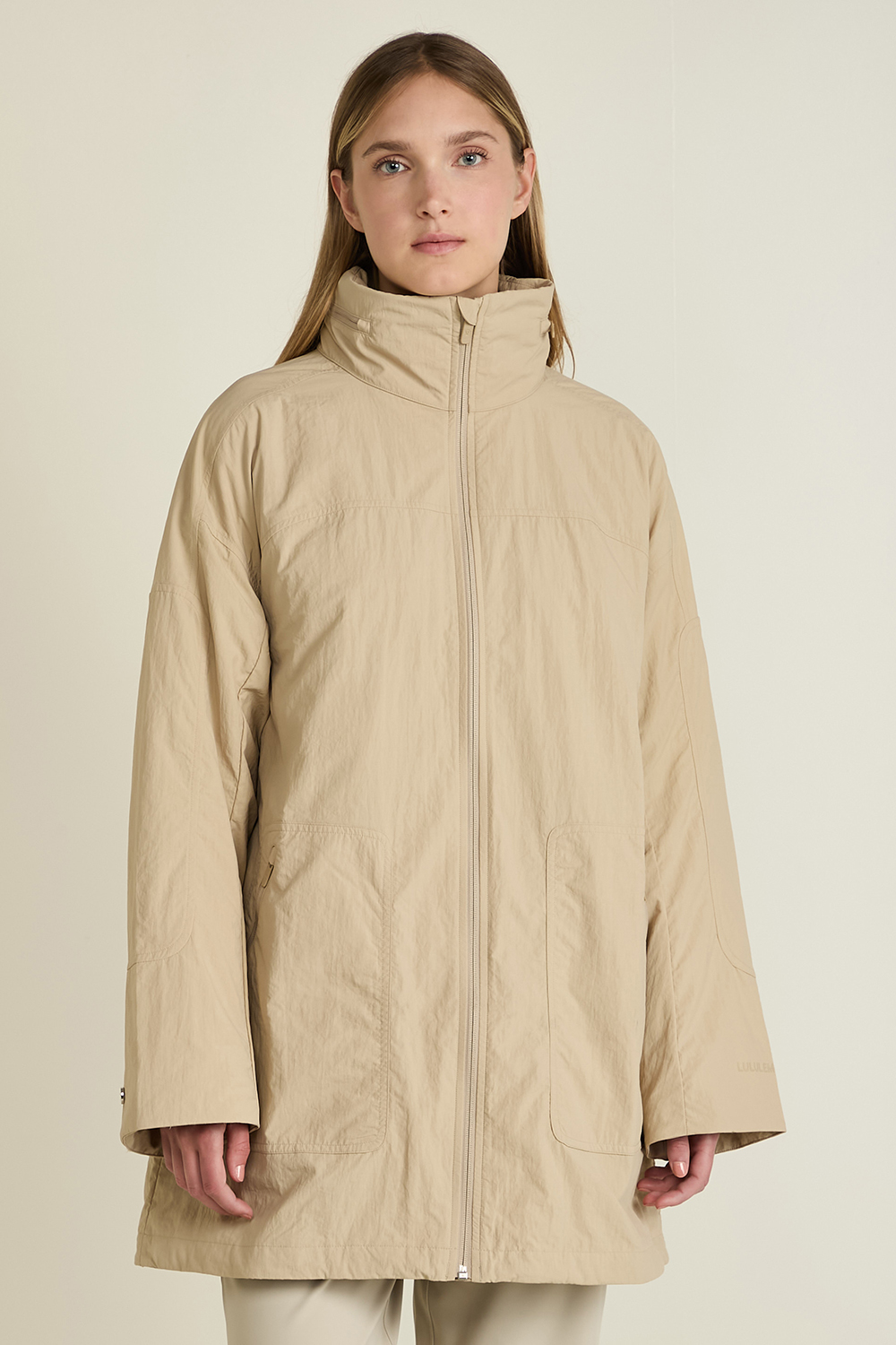 תמונת דוגמן קידמית של Hooded Mid-Length Utility Jacket LULULEMON