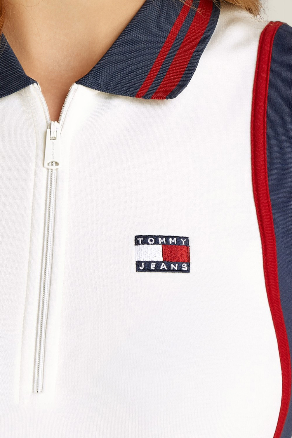 תמונת תקריב דוגמן של שמלת מיני פולו TOMMY HILFIGER