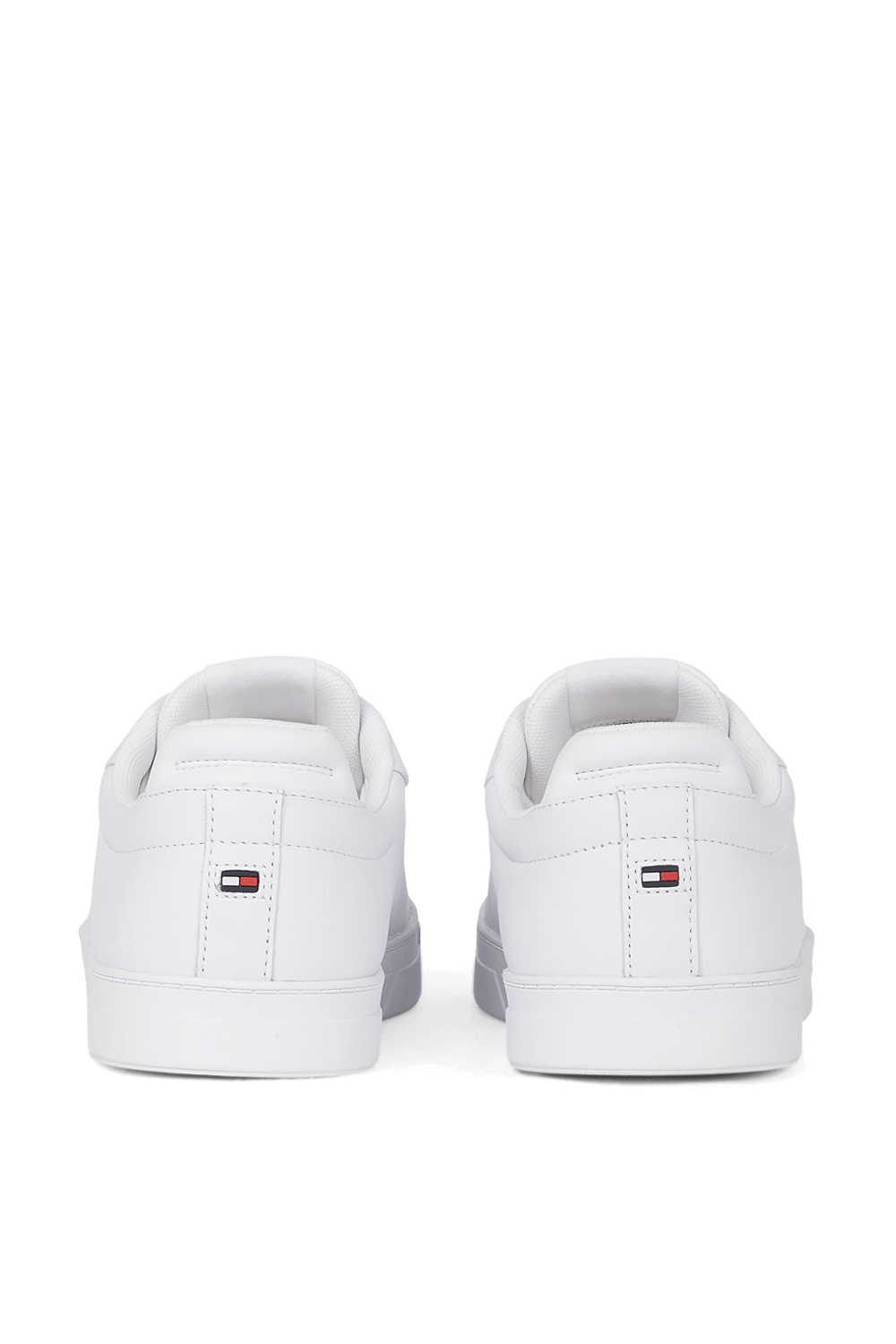 תמונת תקריב של נעלי סניקרס TOMMY HILFIGER