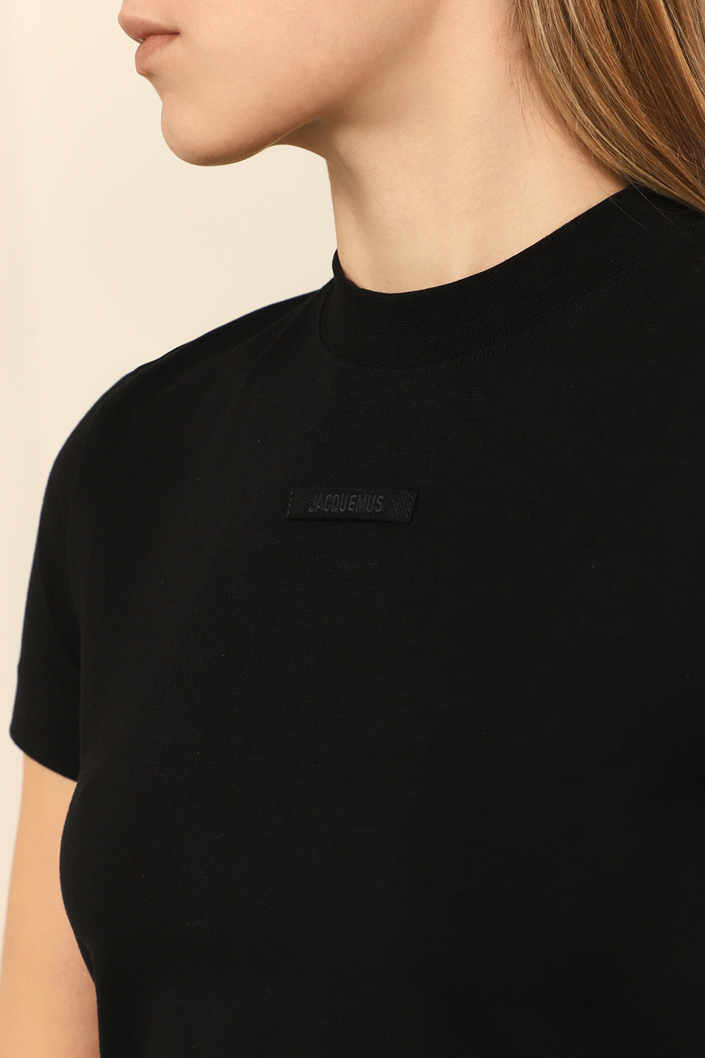 תמונת תקריב דוגמן של חולצת טי JACQUEMUS