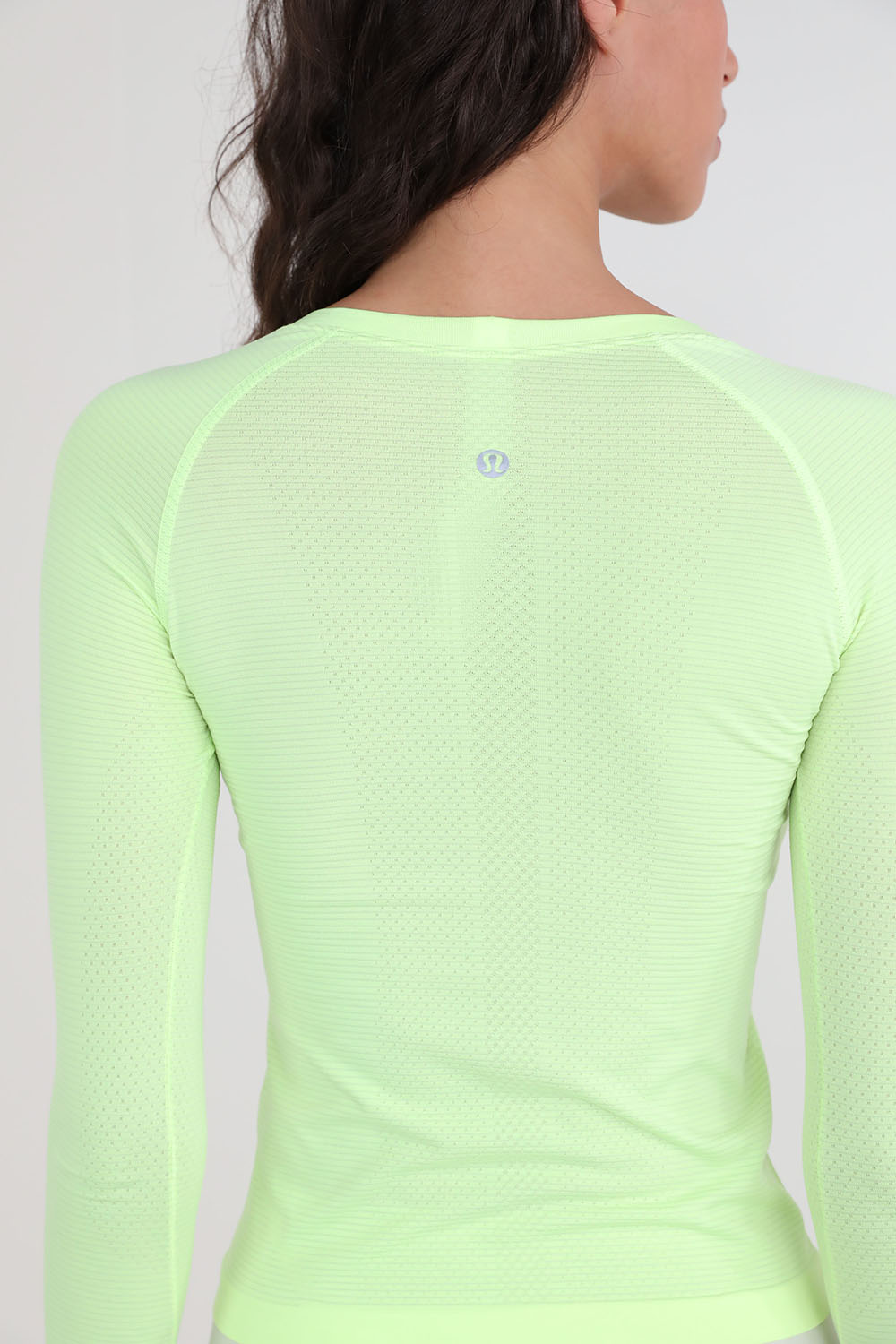 תמונת תקריב דוגמן של Swiftly Tech Long-Sleeve Shirt 2.0