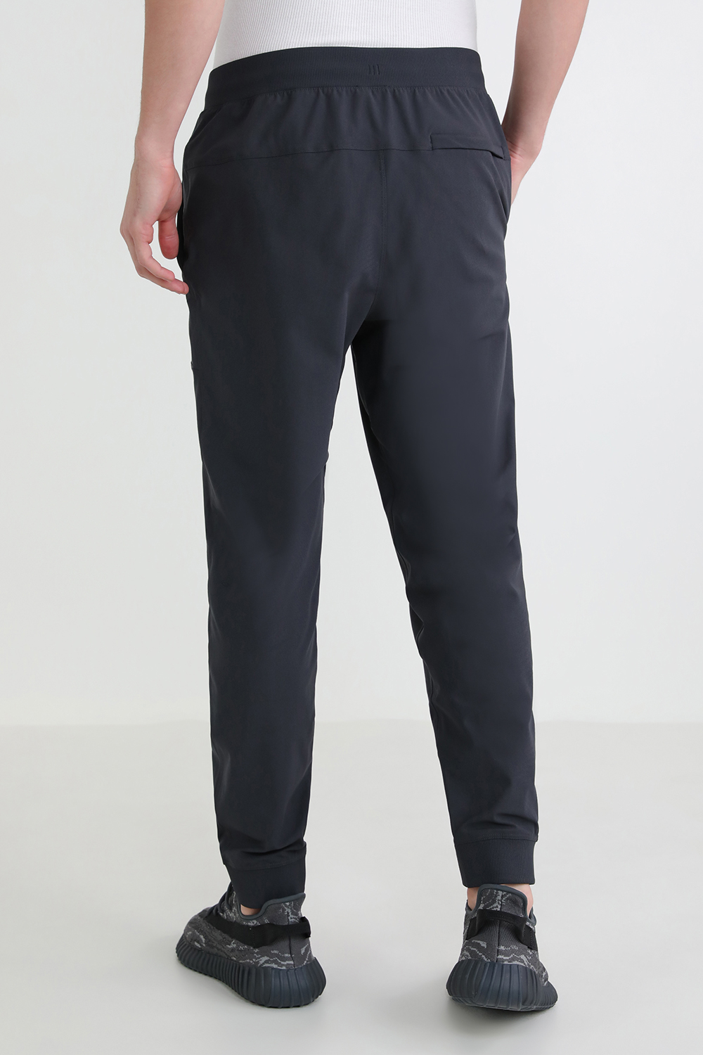 תמונת דוגמן אחורית של ABC Jogger