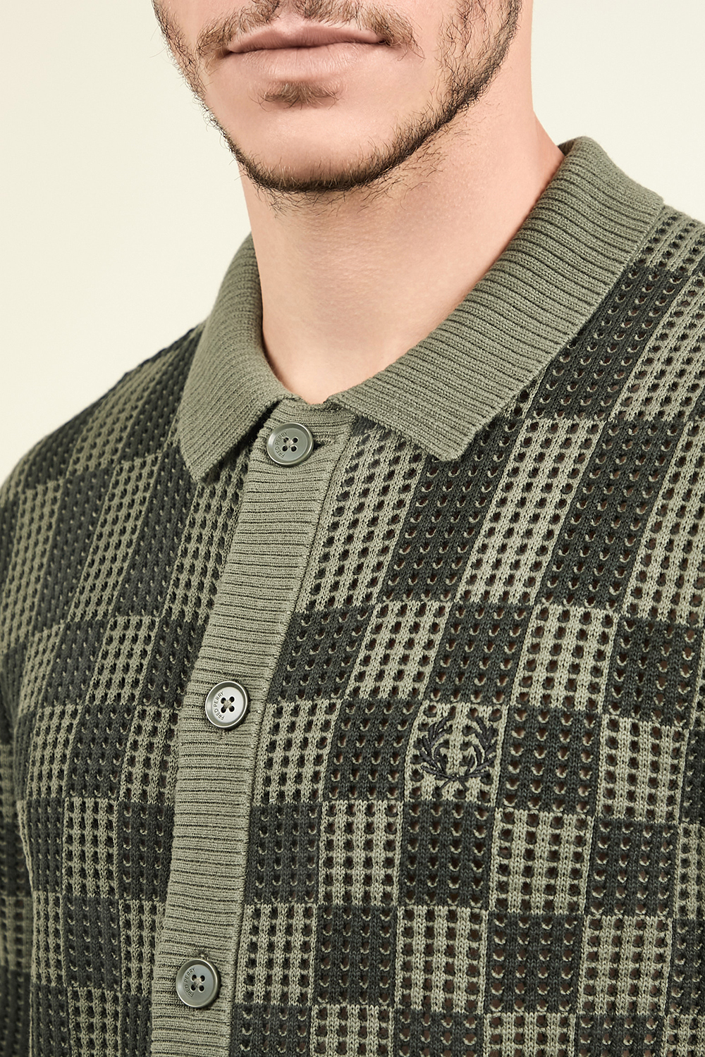 תמונת תקריב דוגמן של חולצת כפתורים ארוגה FRED PERRY