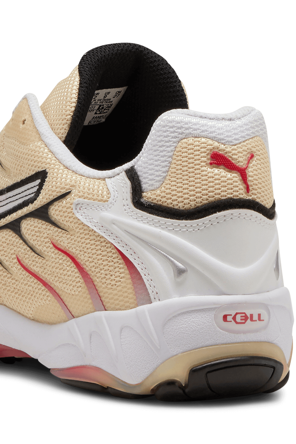 תמונת תקריב של נעלי סניקרס PUMA