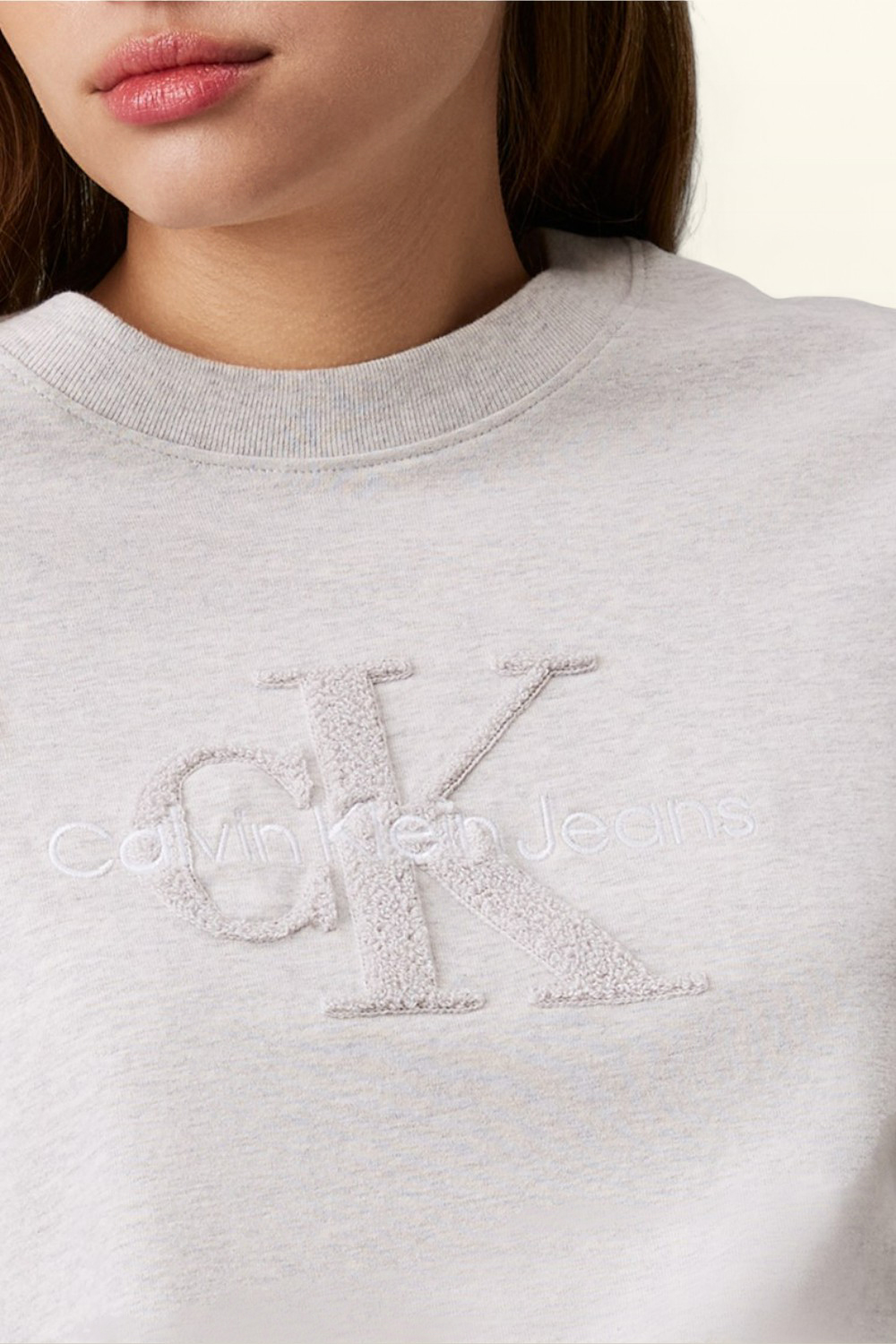 תמונת תקריב דוגמן של חולצת טי CALVIN KLEIN
