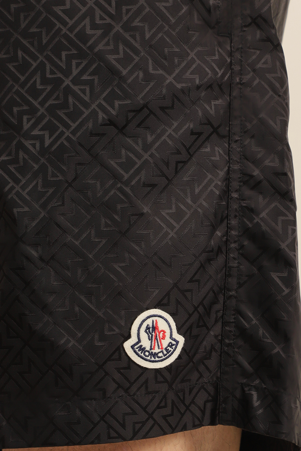 תמונת תקריב דוגמן של מכנסי בגד ים MONCLER