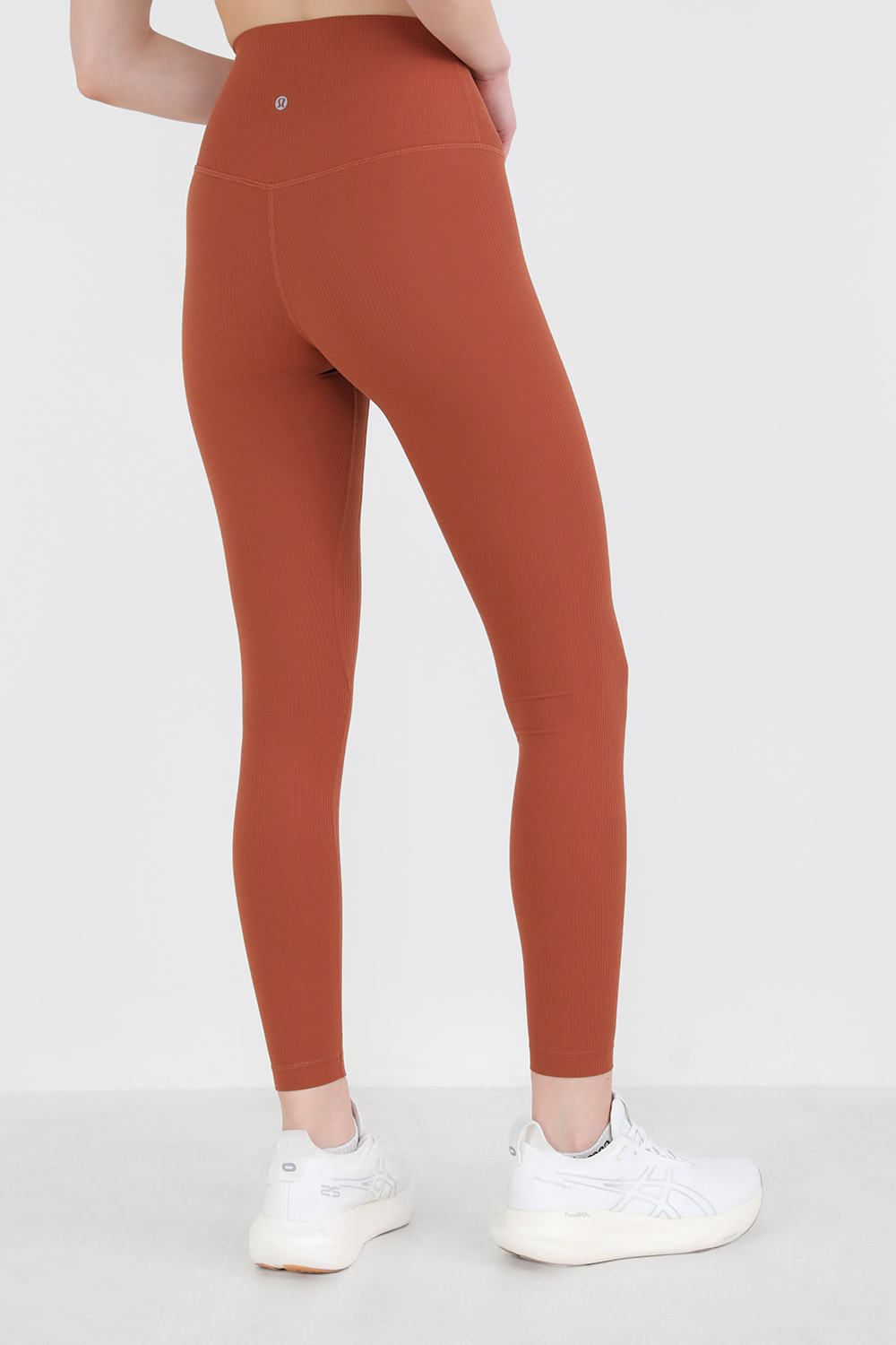 תמונת דוגמן אחורית של Align™ Ribbed High-Rise 28 LULULEMON