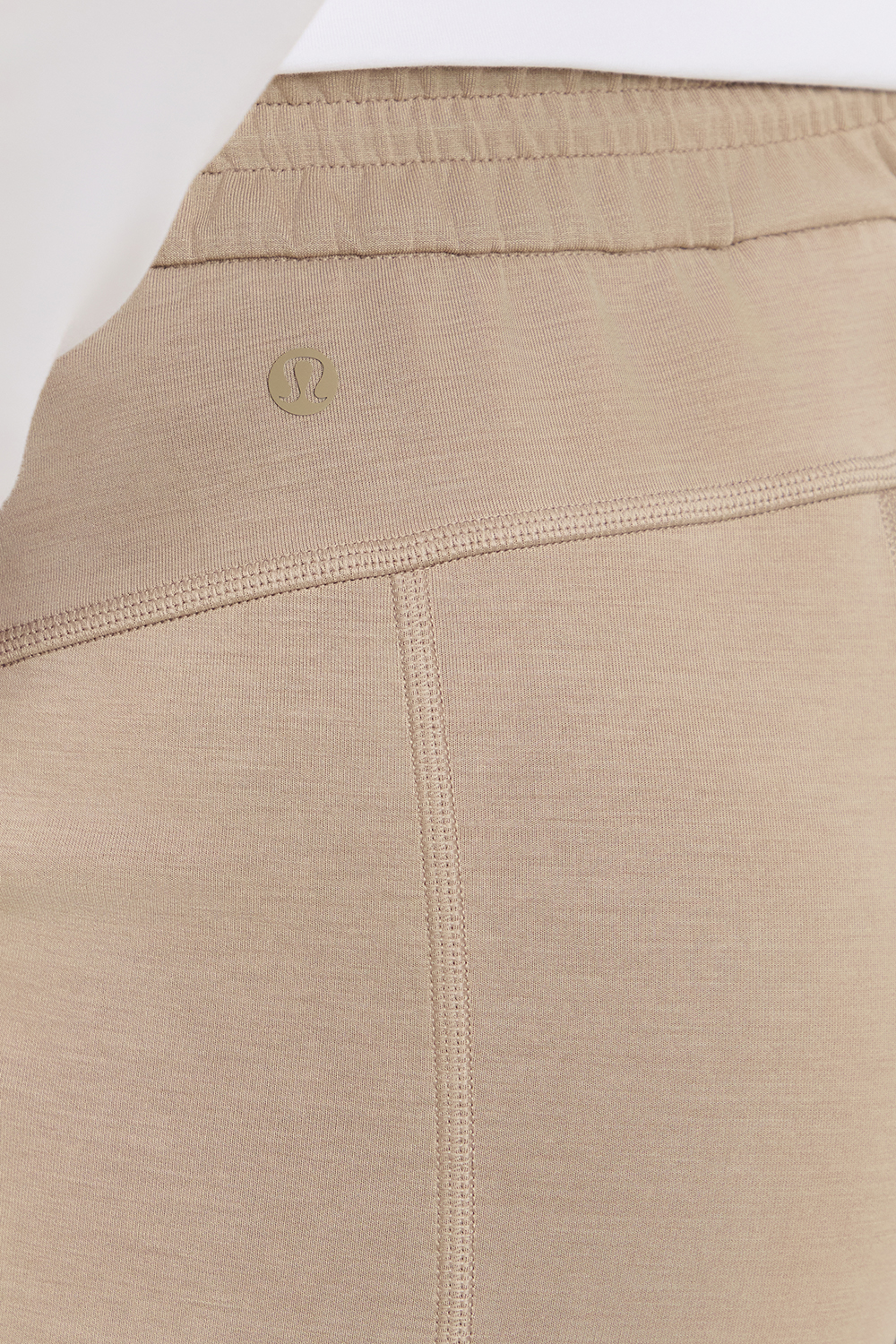 תמונת תקריב דוגמן של Softstreme High-Rise Short 4 LULULEMON
