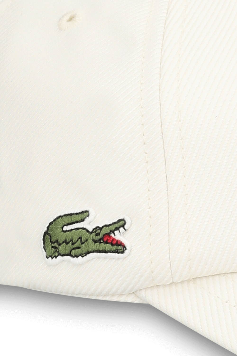 תמונת תקריב של כובע מצחייה LACOSTE