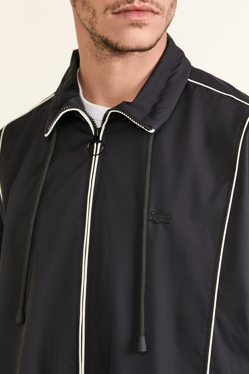תמונת תקריב דוגמן של ז'קט אוברסייז LACOSTE
