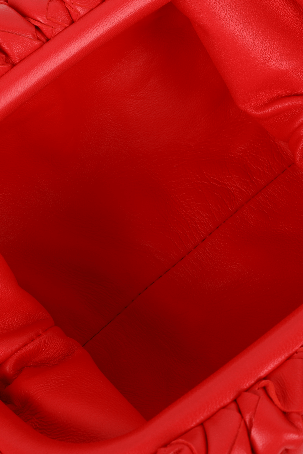 תמונת פנים של תיק פאוץ' בגודל מיני מעור קלוע BOTTEGA VENETA