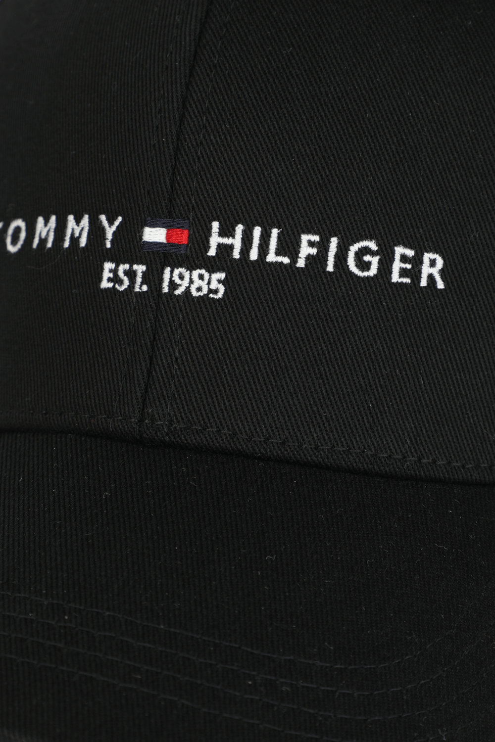 תמונת תקריב של כובע מצחייה TOMMY HILFIGER