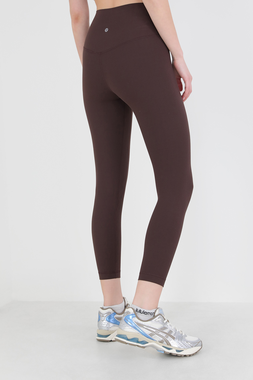תמונת דוגמן אחורית של Align™ Ribbed High-Rise Crop 23