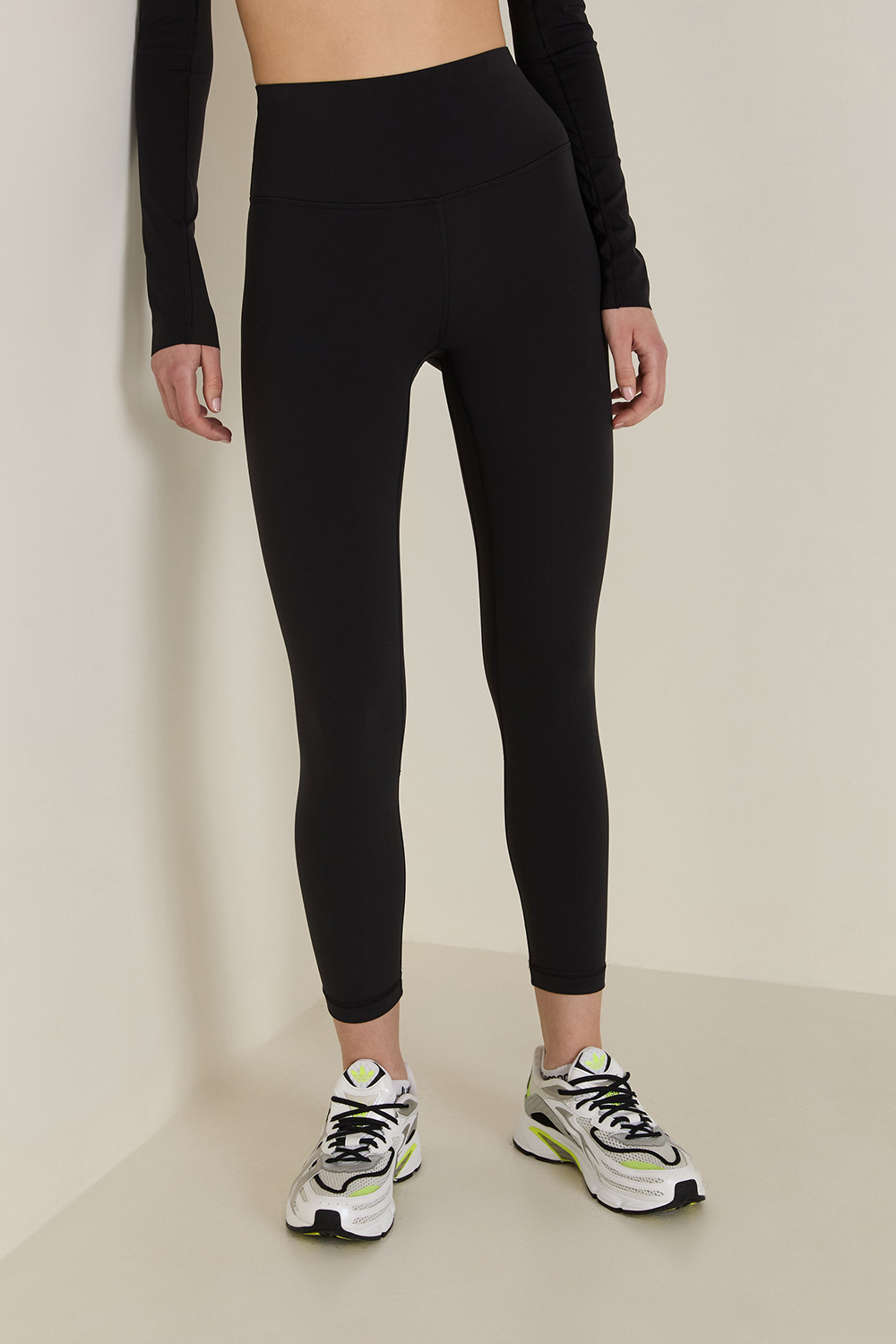תמונת דוגמן קידמית של Align Hr Crop 23 LULULEMON