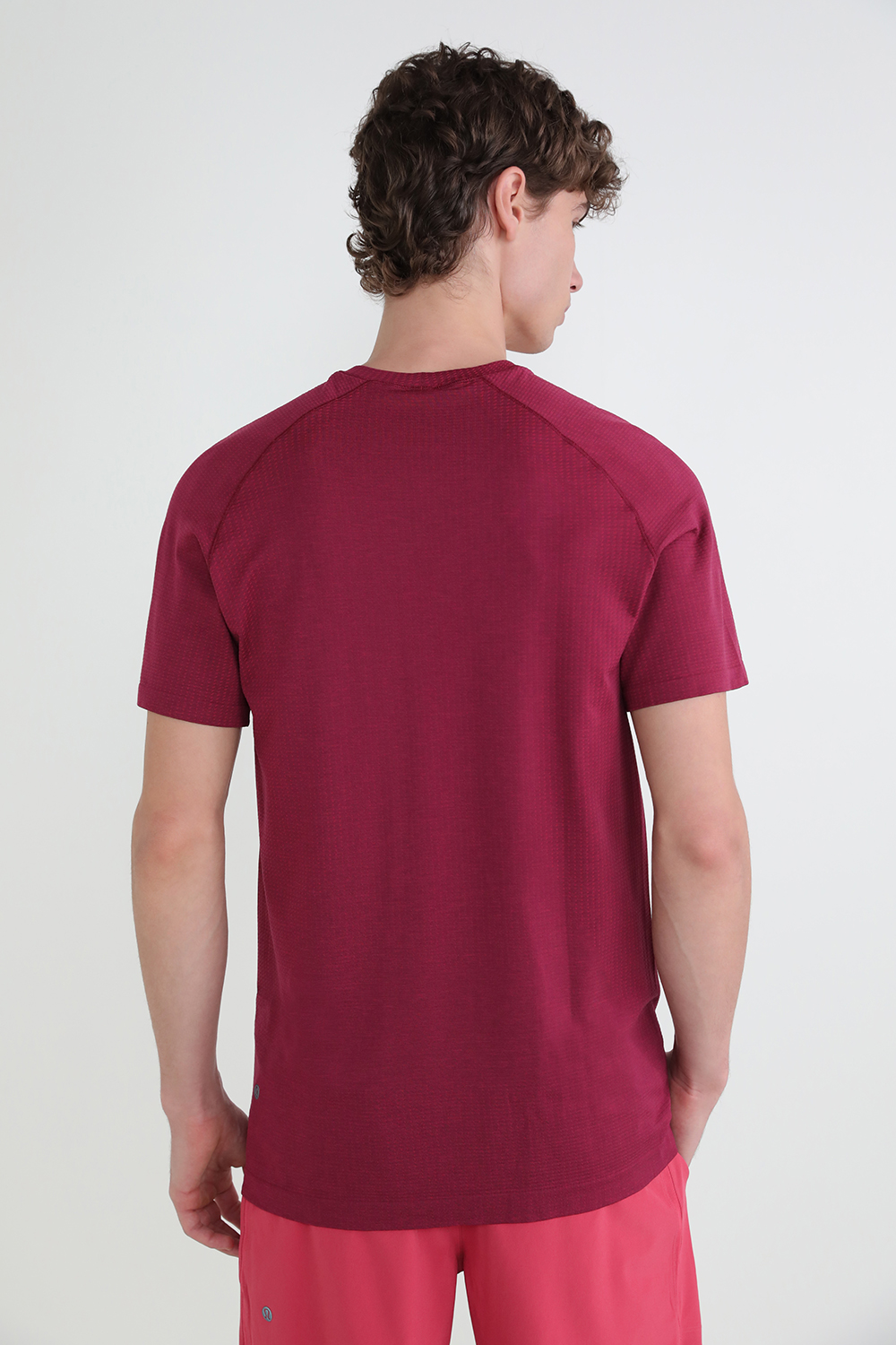 תמונת דוגמן אחורית של Metal Vent Tech Short-Sleeve