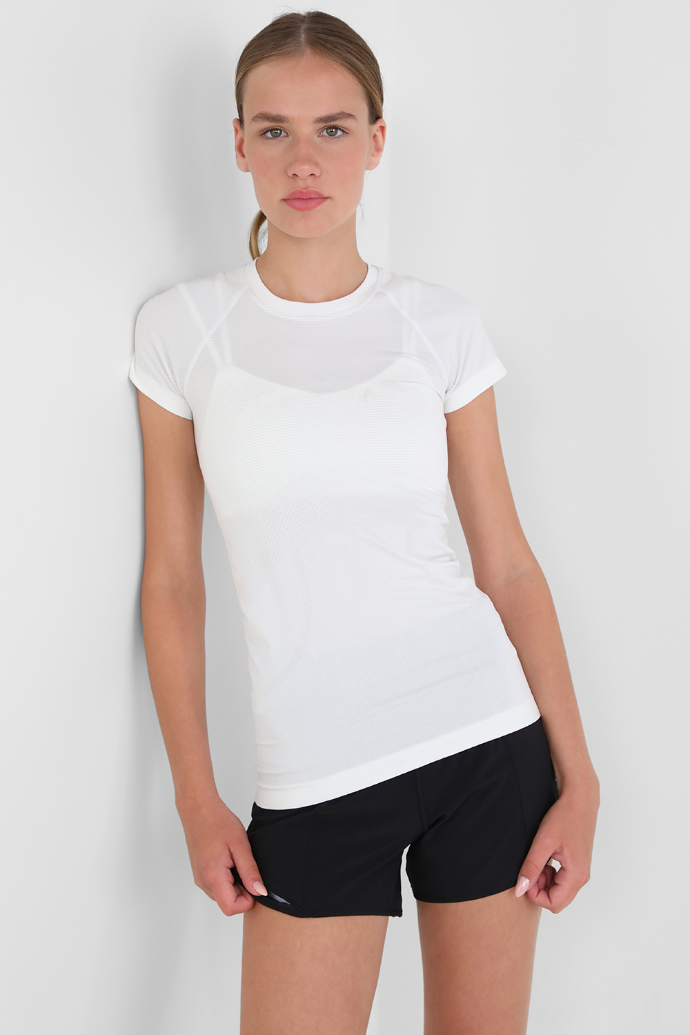 תמונת דוגמן קידמית של Swiftly Tech Short Sleeve 2.0