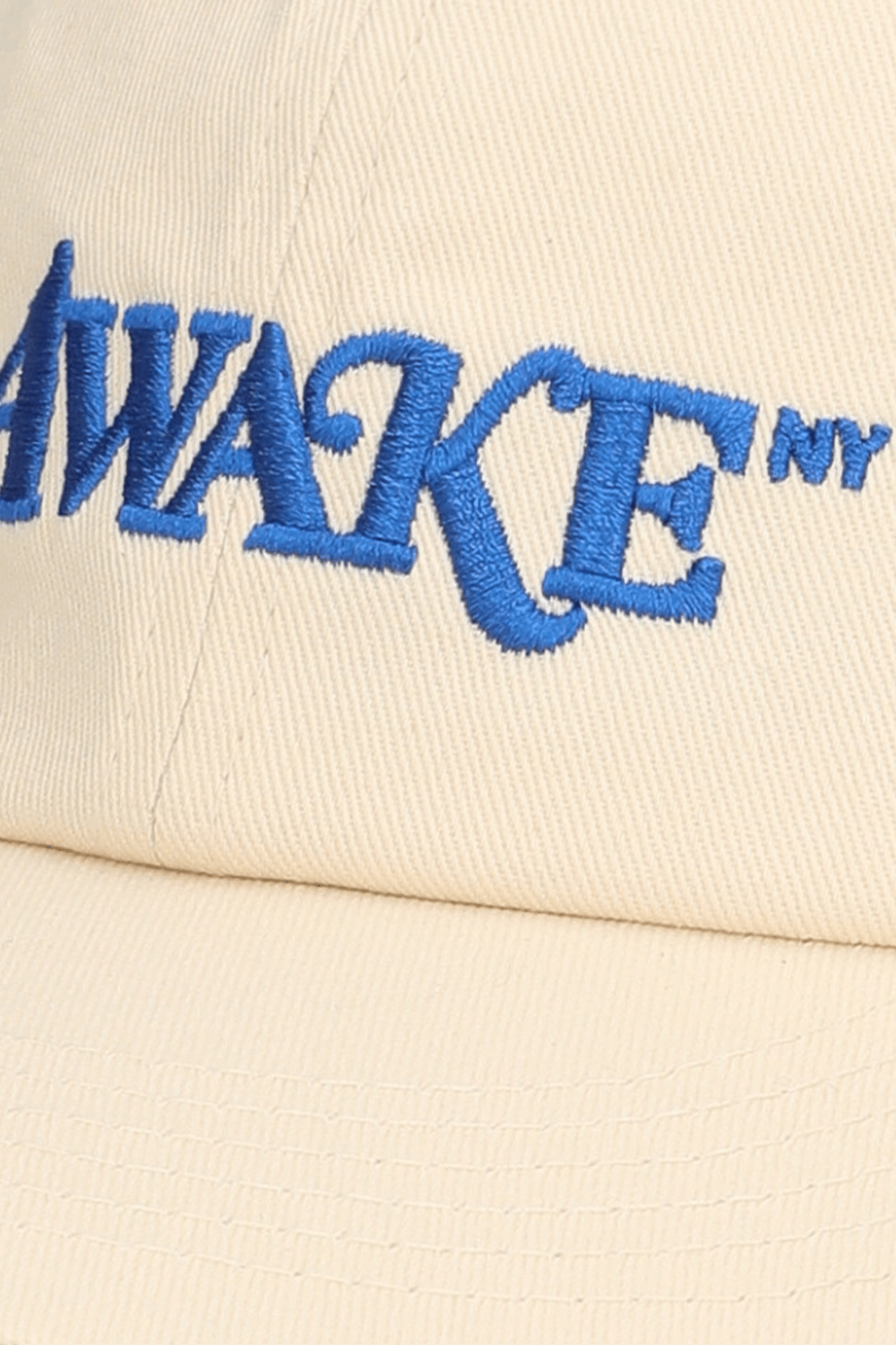 תמונת תקריב של כובע בייסבול AWAKE