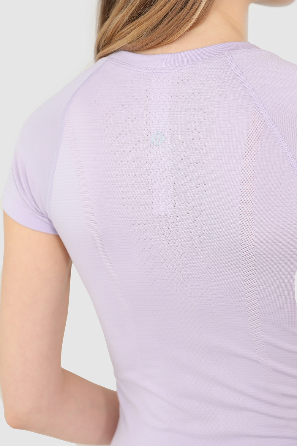 תמונת תקריב דוגמן של Swiftly Tech Short Sleeve Shirt 2.0