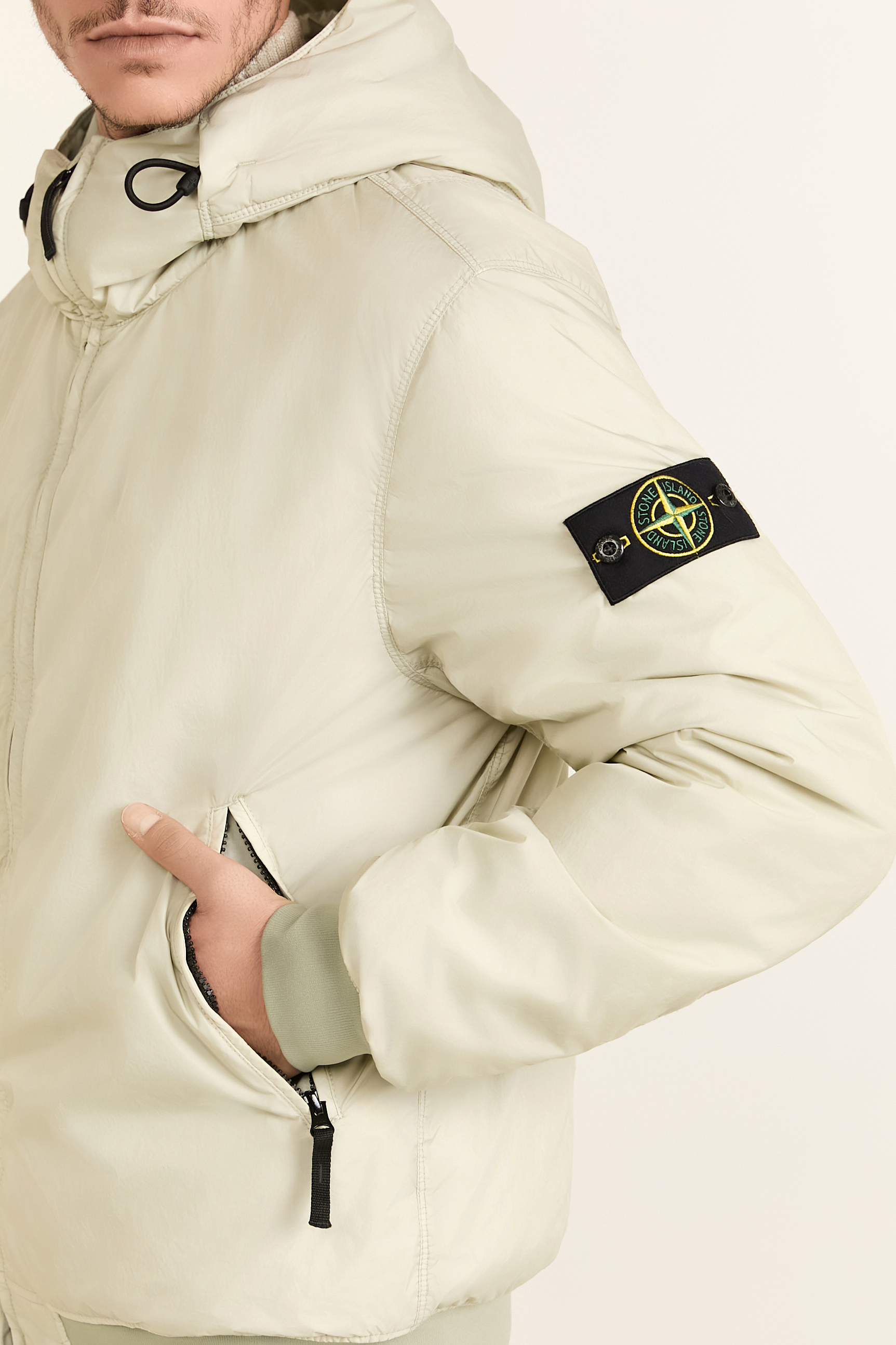 תמונת תקריב דוגמן של מעיל ניילון STONE ISLAND