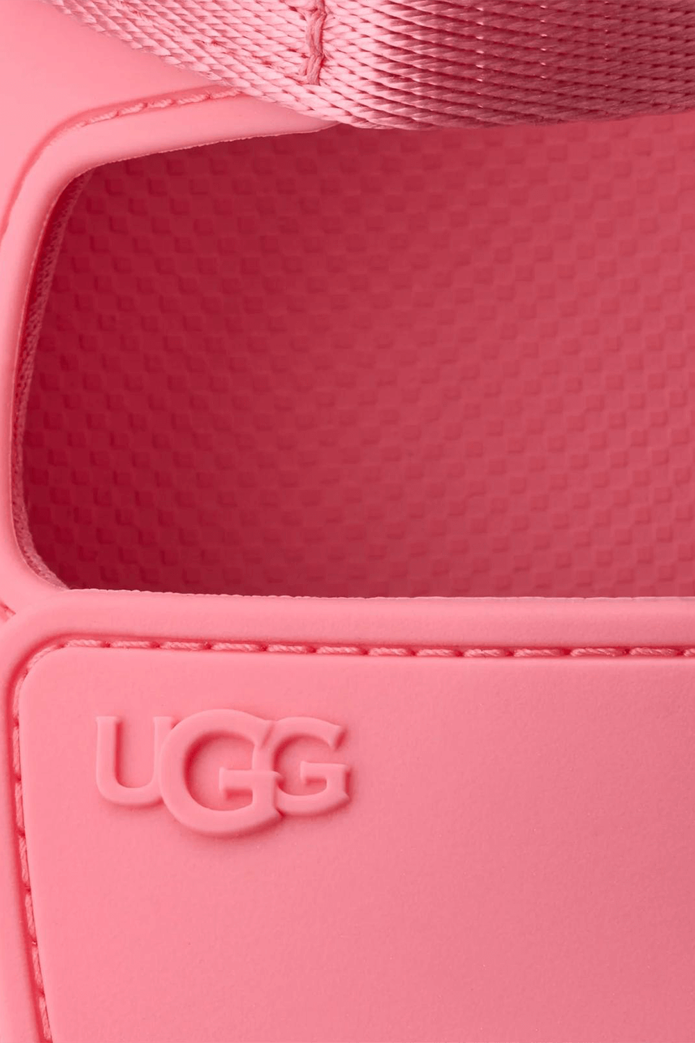 תמונת תקריב של סנדלי גולדן גלואו UGG