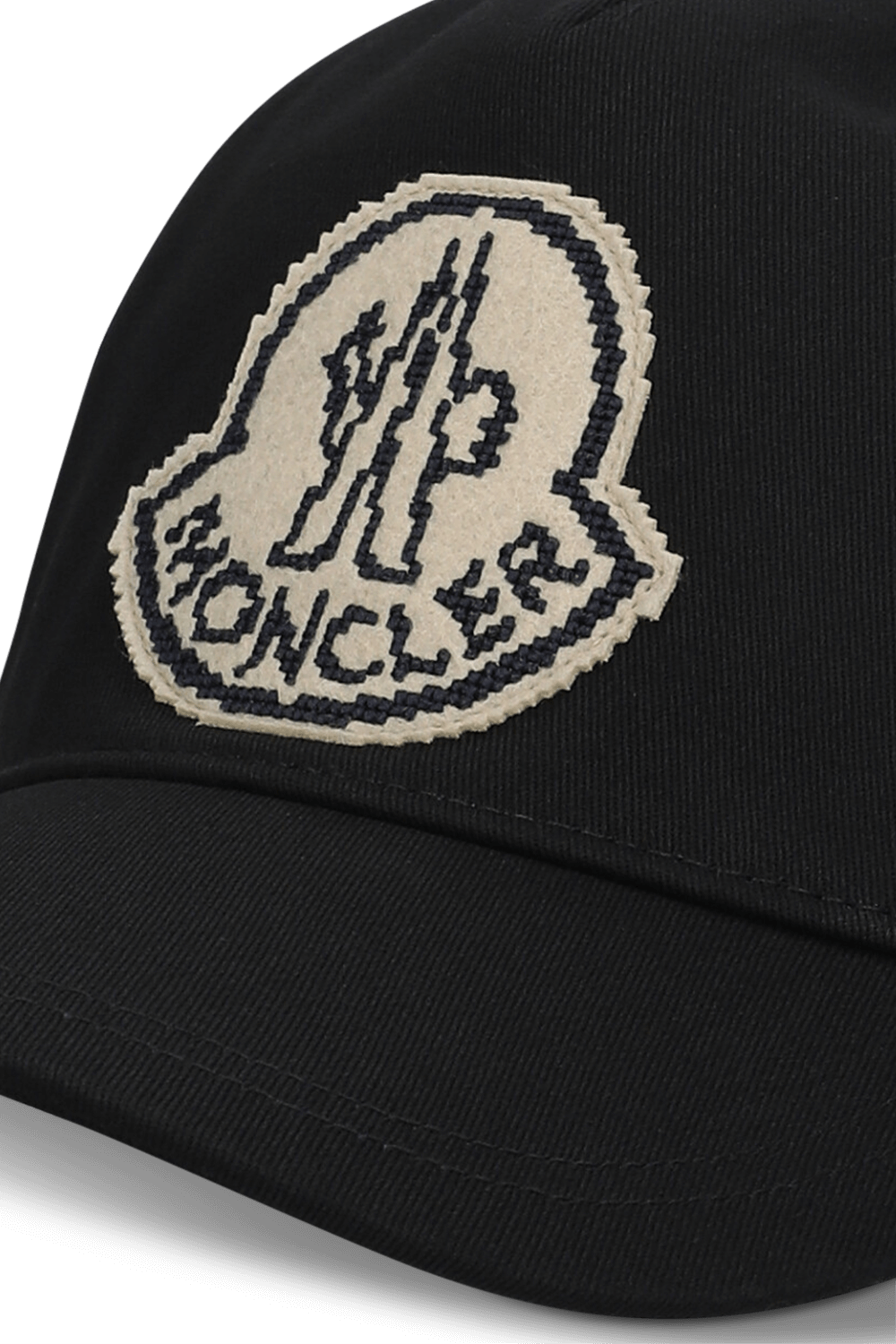 תמונת תקריב של כובע בייסבול MONCLER