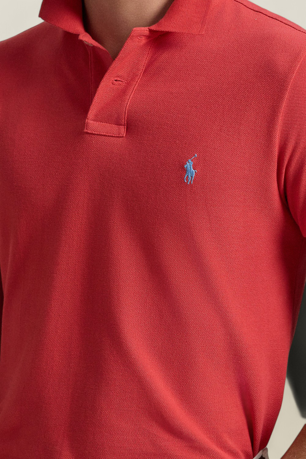 תמונת תקריב דוגמן של חולצת פולו סלים פיט POLO RALPH LAUREN