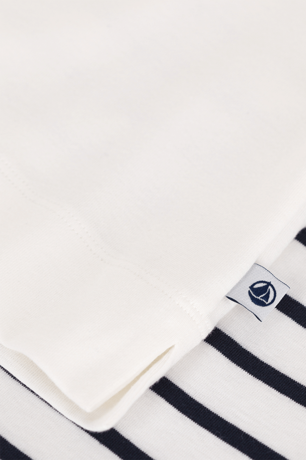 תמונת תקריב של סט פיג'מה מכנסיים וחולצה PETIT BATEAU